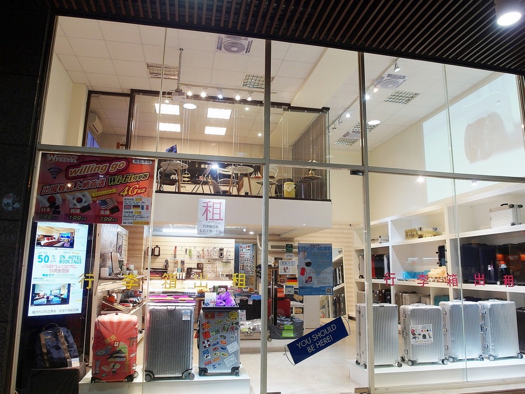 遭控盜刷的林姓老闆，在北市精華地段經營行李箱租賃店，號稱是「旅遊界的好市多」。（讀者提供）