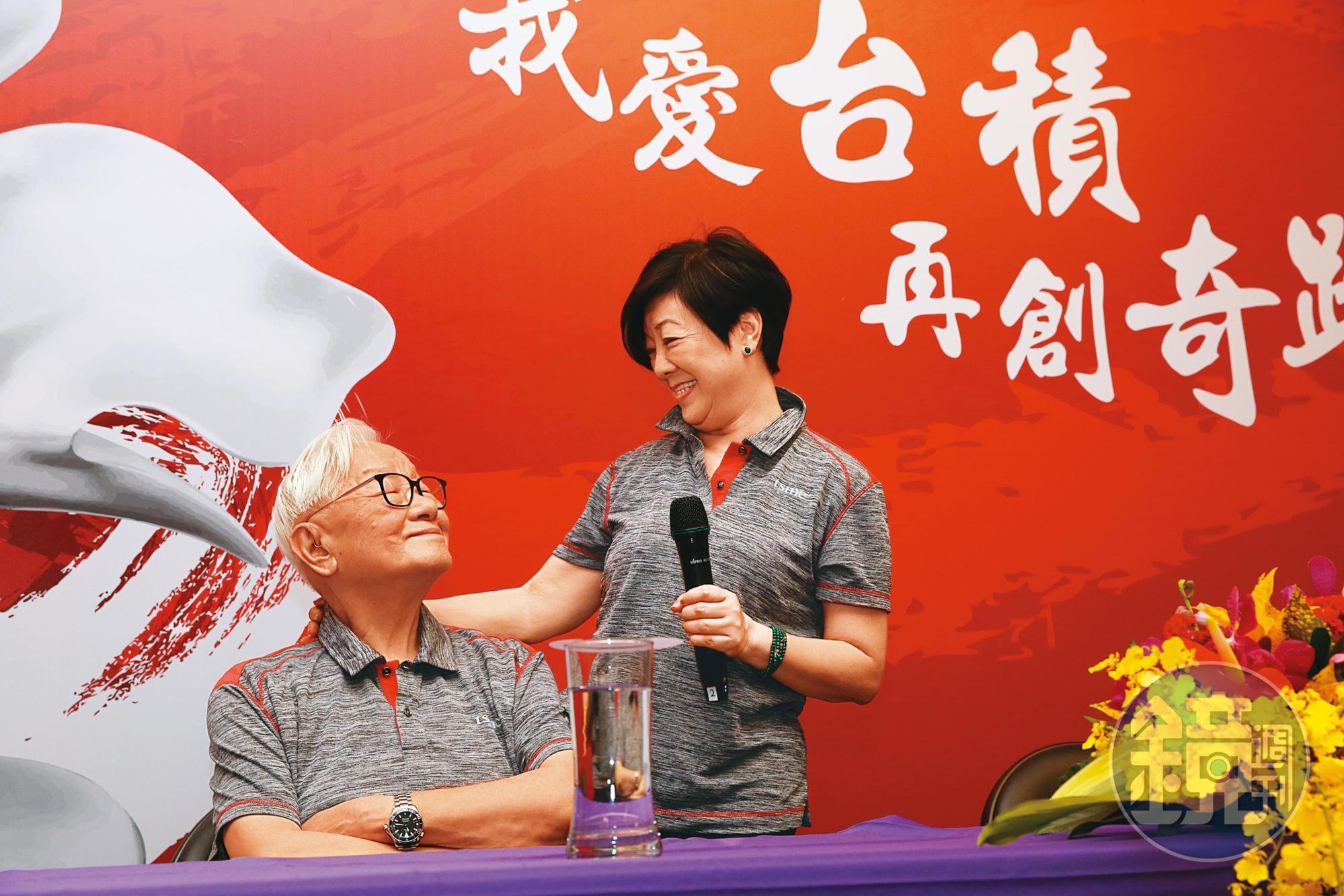 張忠謀(左)最重視的核心價值就是誠信正直。右為夫人張淑芬。
