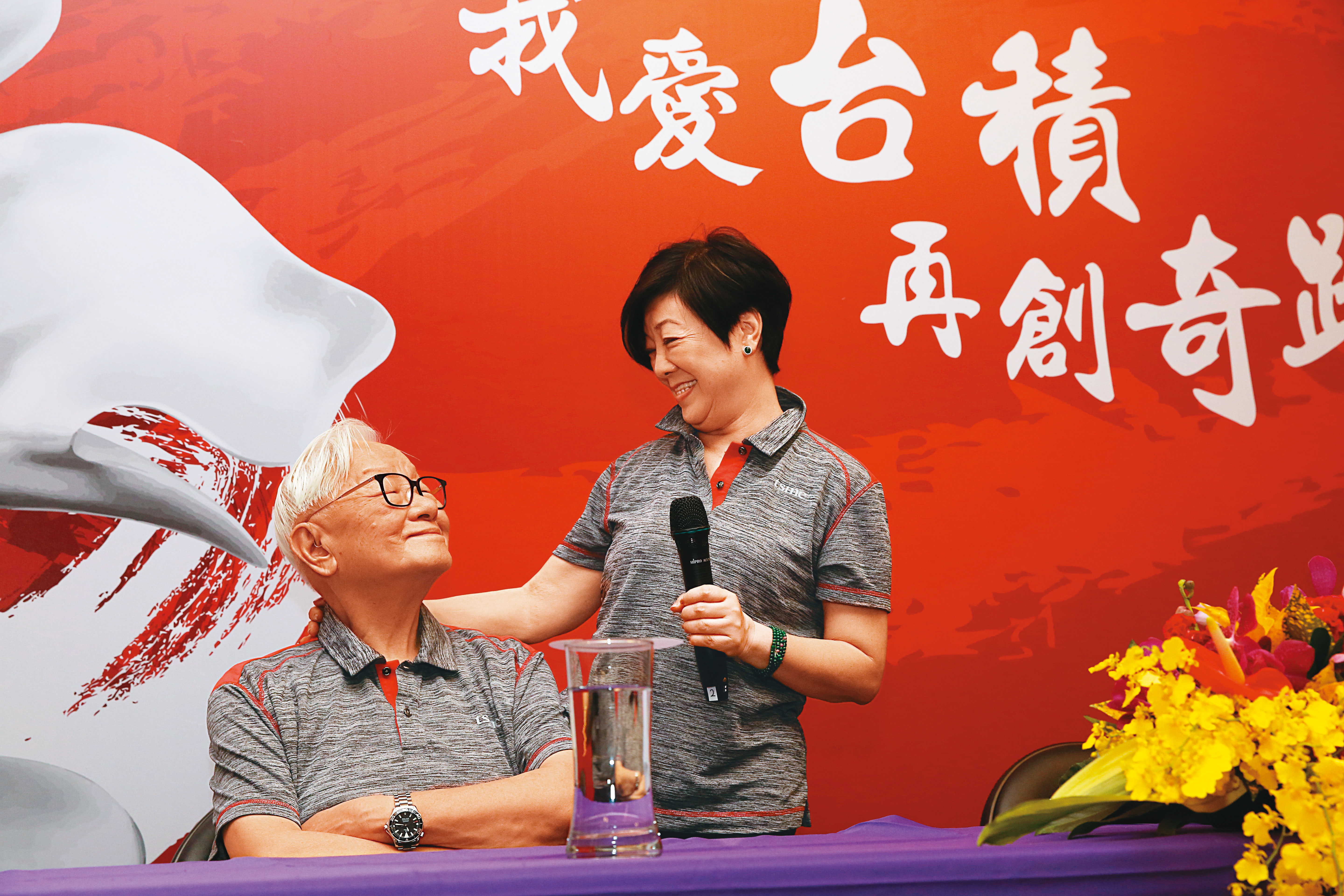 張忠謀（左）最重視的核心價值就是誠信正直。右為夫人張淑芬。