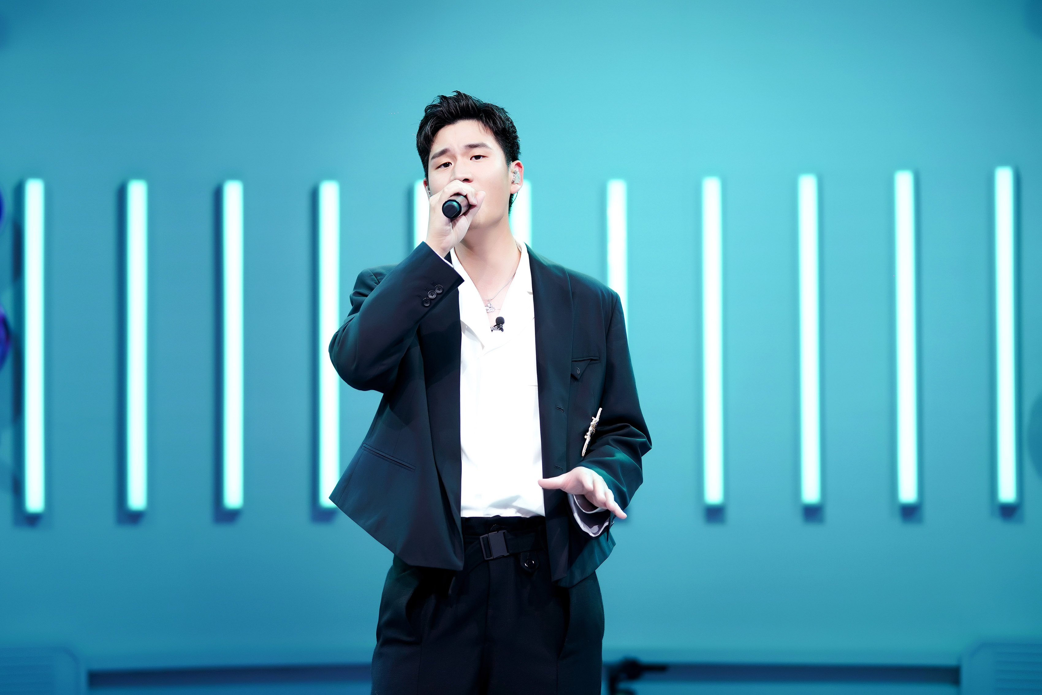 周興哲登東方衛視《我們的歌》節目中即興創作。（星空飛騰提供）