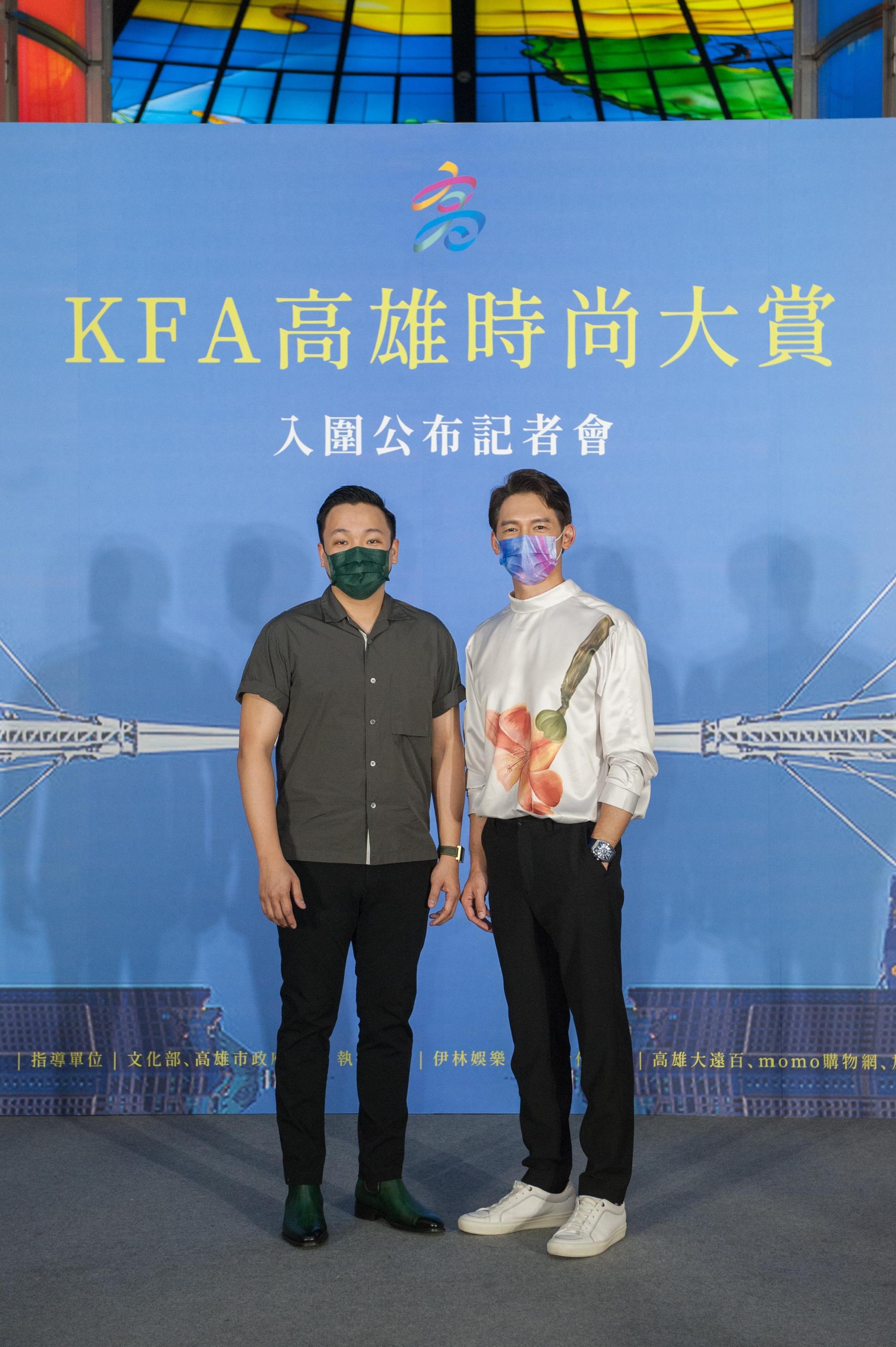 高雄市政府青年局局長張以理(左)及溫昇豪共同揭曉入圍名單。(高雄市政府青年局提供)