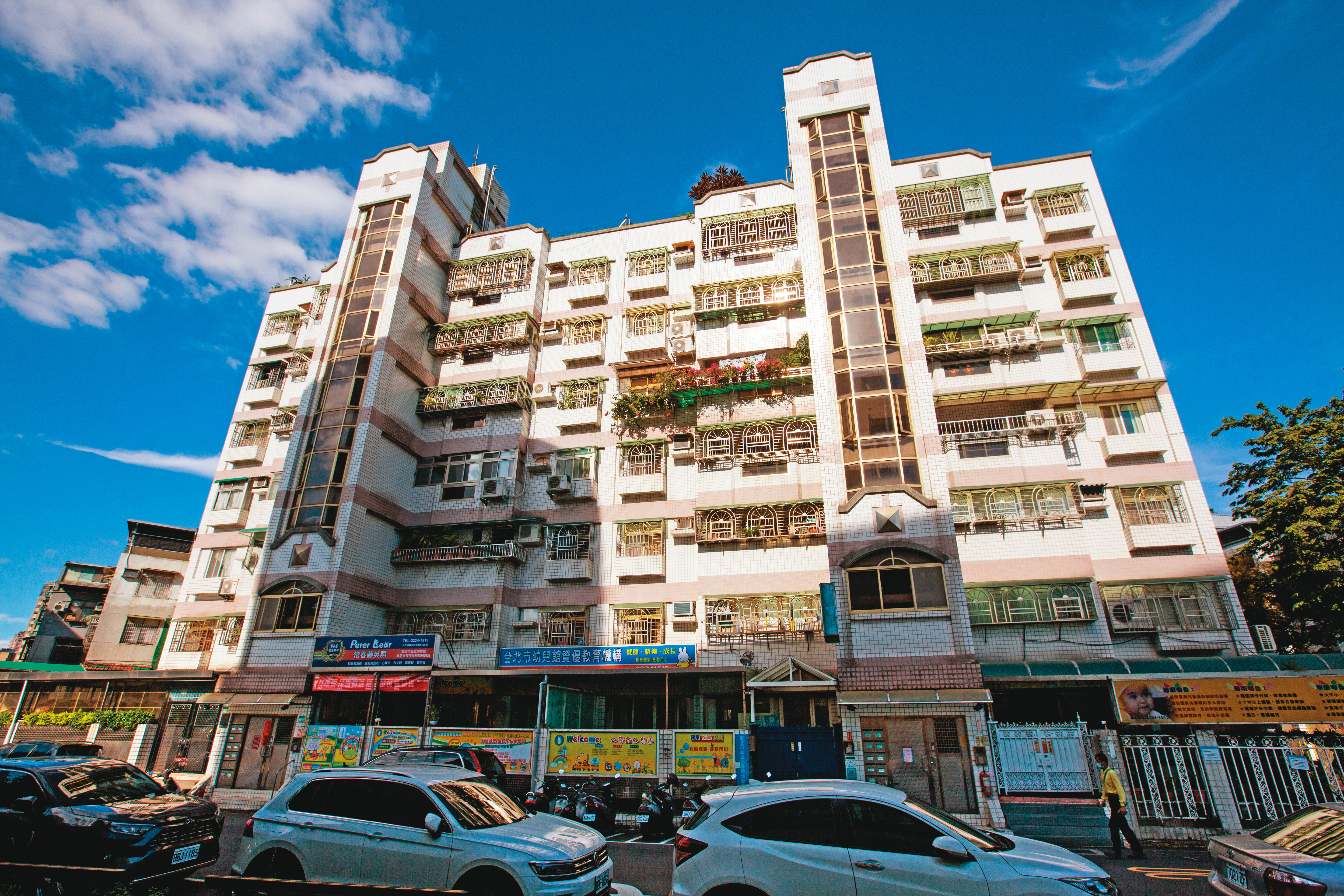 O女弟弟向姊姊借頭期款購買圖中房舍，不料日後卻成為一家人分崩離析的導火線。