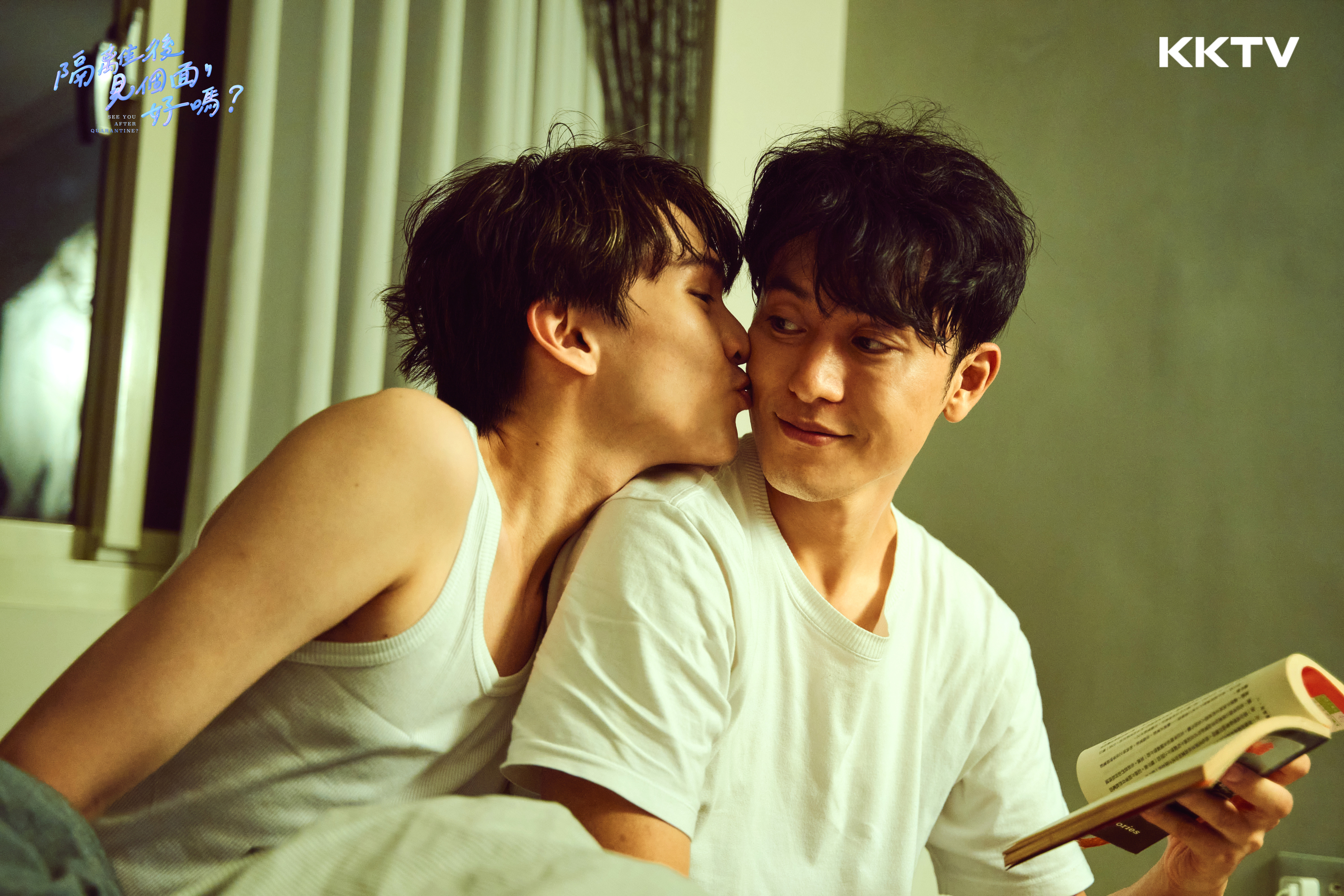 河合朗弘（左）和邱治澔在《隔離後見個面，好嗎？》戲裡戲外都相差超過十歲，但因有許多相同嗜好兩人都說不覺得有世代隔閡。（KKTV提供）