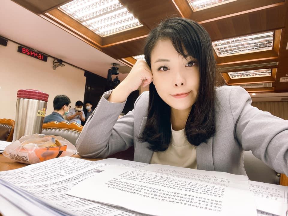 高虹安遭踢爆留美時,竟被時任指導教授除名。(翻攝高虹安臉書)