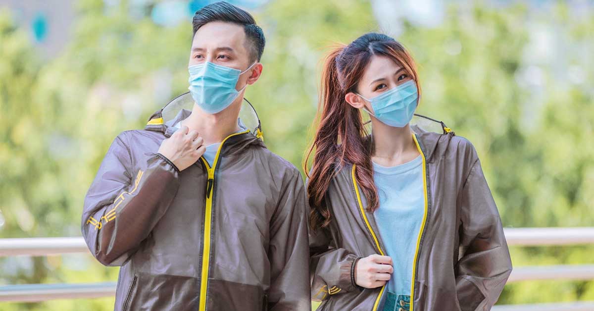 長榮航空防護夾克2.0大膽採用神秘黑與亮麗黃撞色設計,打造前衛半透明的視覺效果,MIT的特殊布料具備輕量、防風、透濕、防潑水的特色,並通過美規及歐規高等級有害因子阻隔穿透測試。