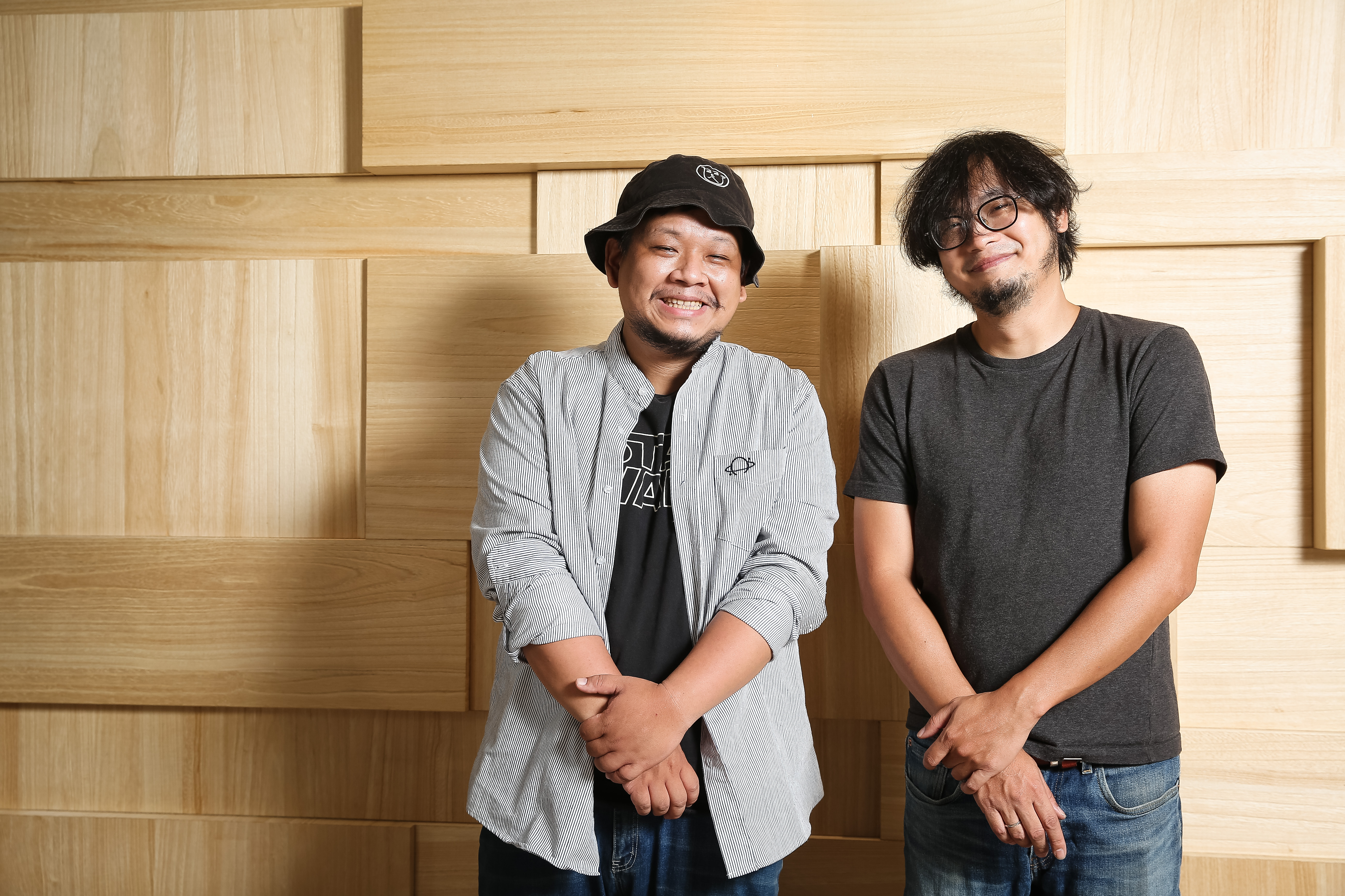 導演姜秉辰(右)、黃弈勛(左)在《隔離後見個面,好嗎?》開拍前反覆討論調整拍攝SOP。