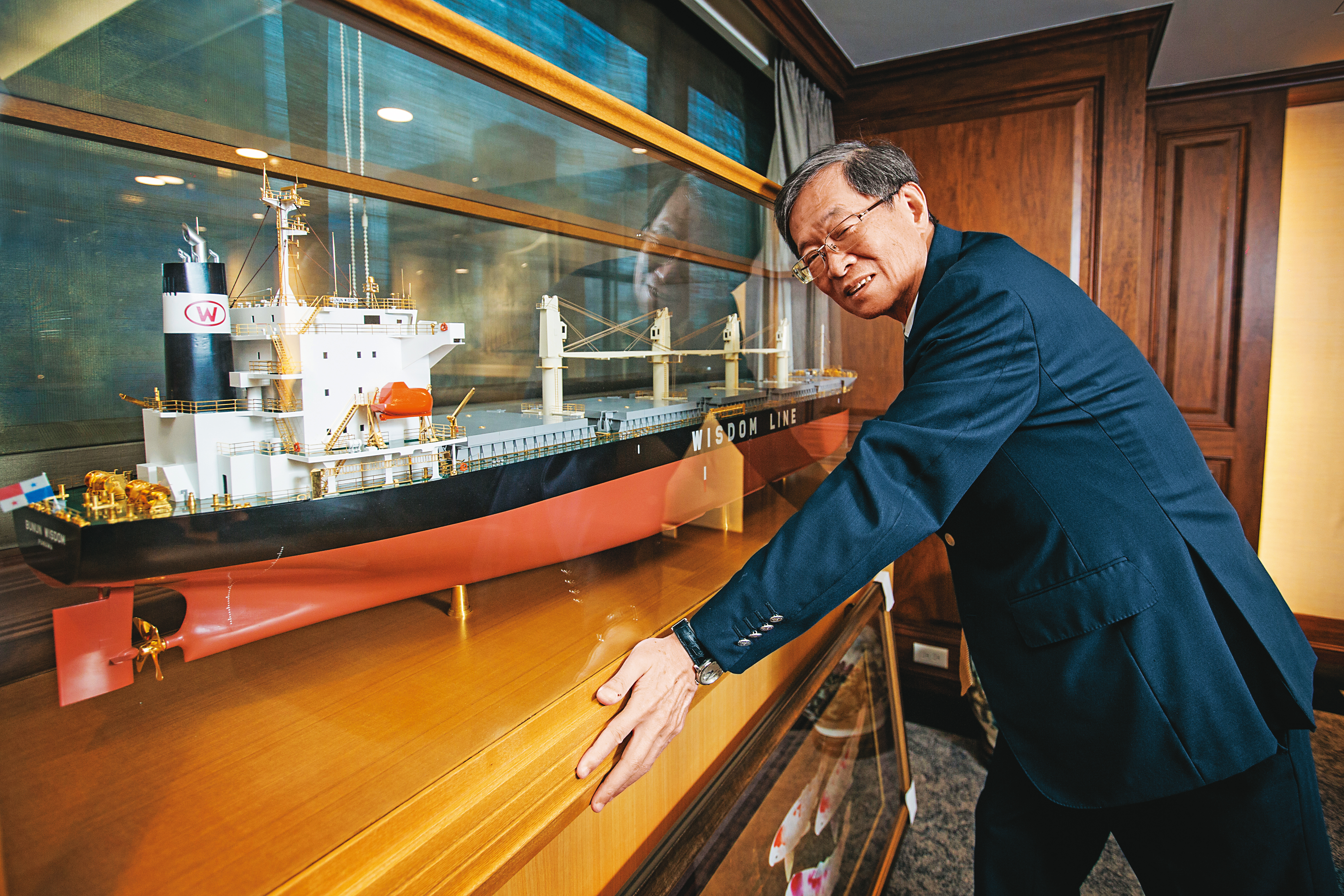 搭上全球疫後經貿復甦的順風，掌握世界單一獨立船東最大團隊的藍俊昇，成了滿載而歸的海上包租公。