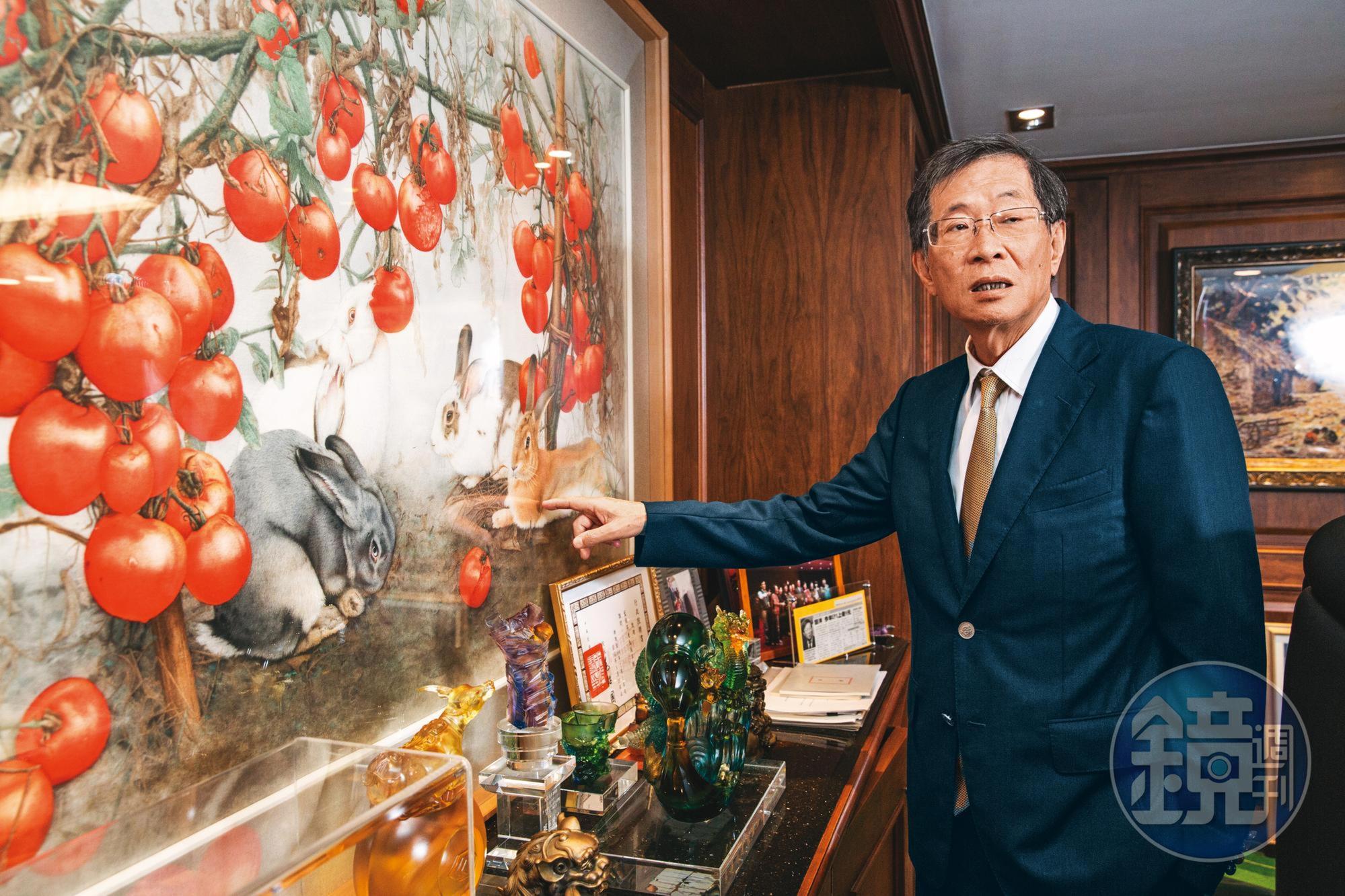藍俊昇的辦公室宛如一處華麗的博物館,放滿畫作與雕飾。