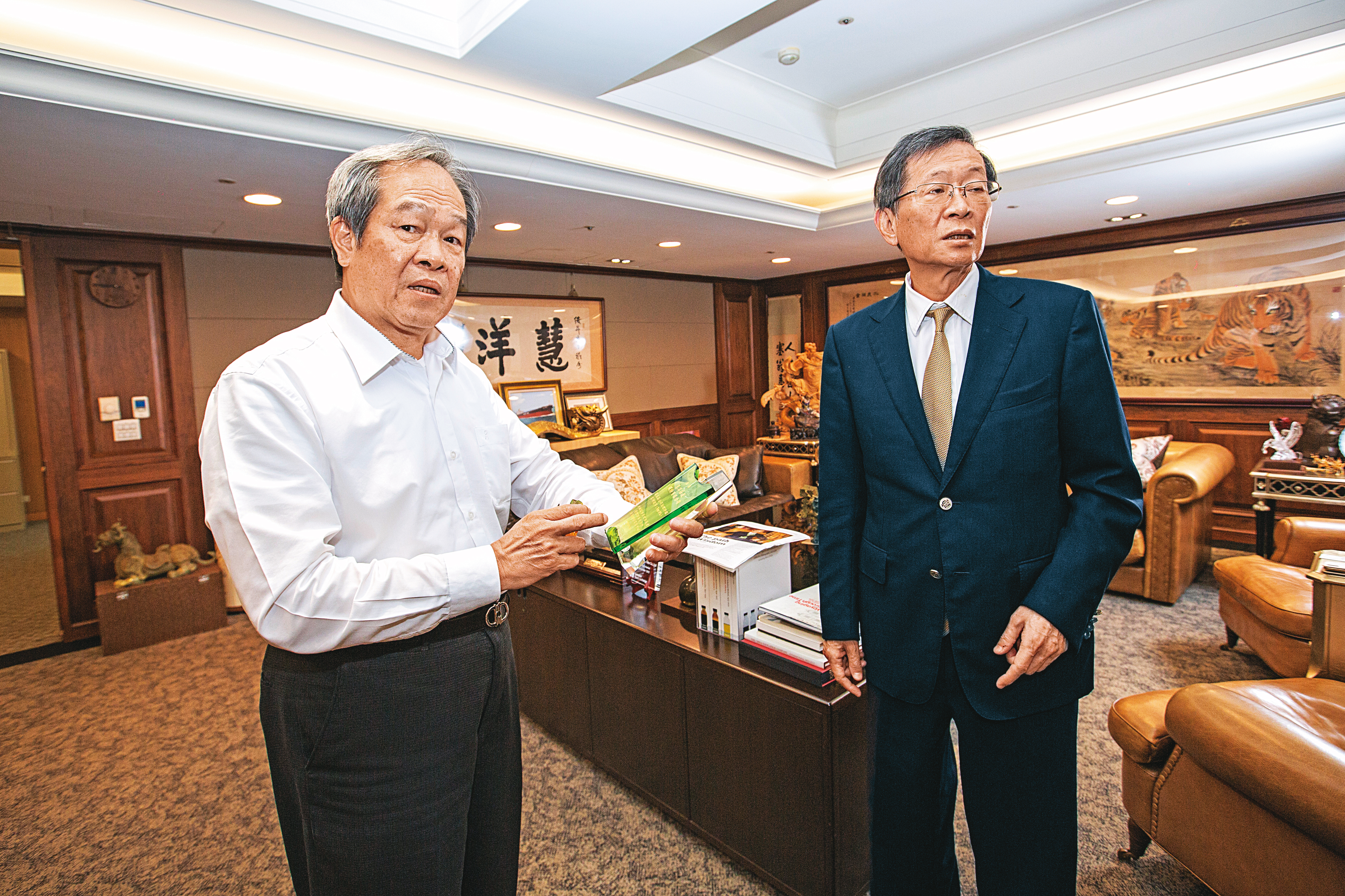 慧洋總經理鄭俊聲（左）指出，藍俊昇（右）是台灣第1個布局2023年新造船的船東。
