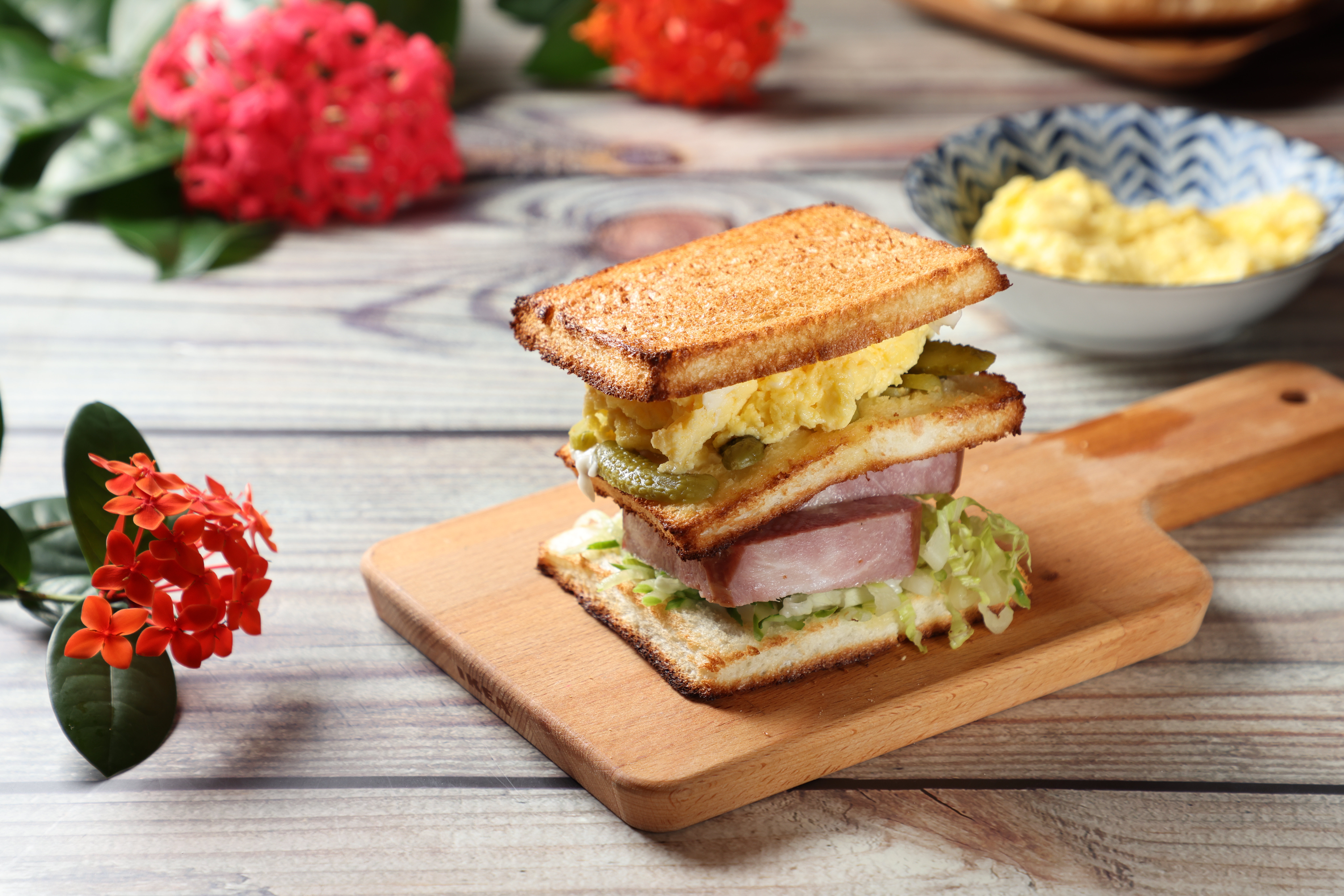 在紐約吃到的「酸黃瓜三明治」，有著在異國遇到善心老太太的感動，簡單做，美味吃。