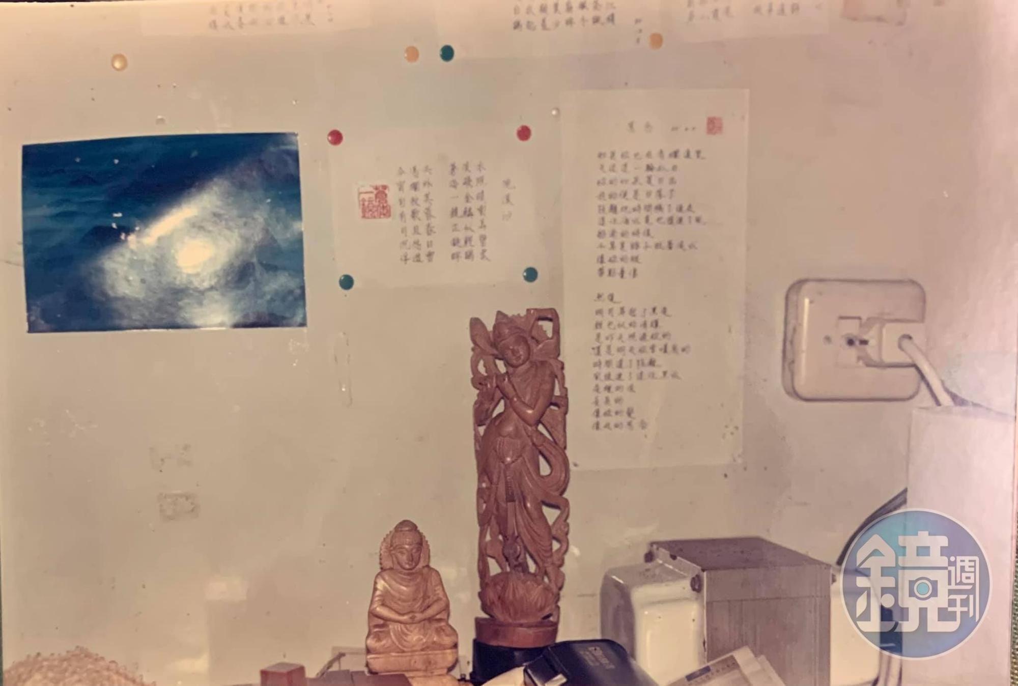 船艙房內桌前,有印度買的木雕等,像不像旅遊團?