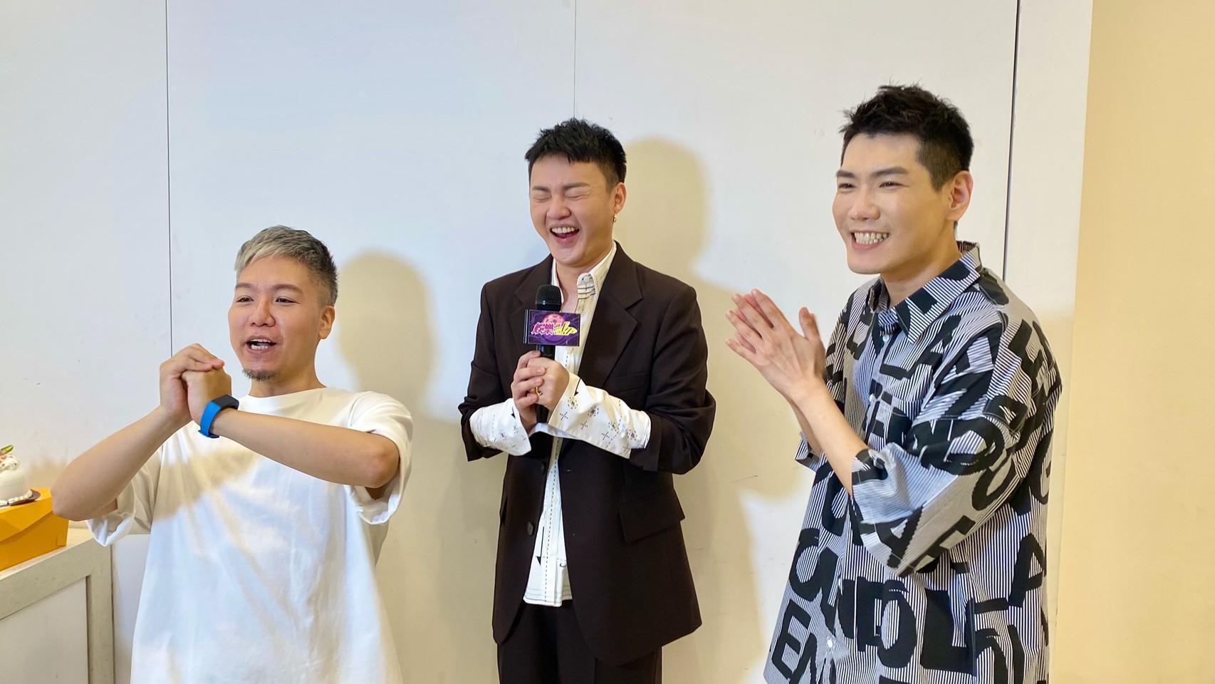 《娛樂超skr》趁許富凱跑孟婆客棧通告，提前幫他慶生。（民視提供）