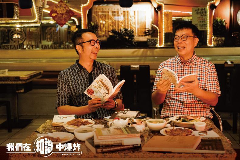洪伯邑與郭忠豪以輕鬆「答喙鼓」的形式,將眾多台灣味背後的歷史文化與產業發展,用台語與聽眾說分曉。(鏡好聽提供)