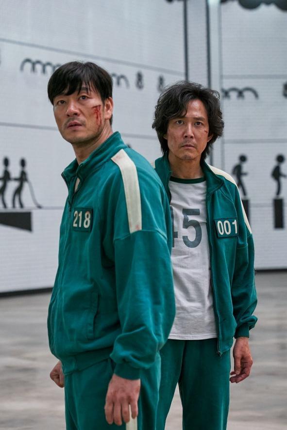 李政宰(右)與朴海秀互誇對方身材完美。(Netflix提供)