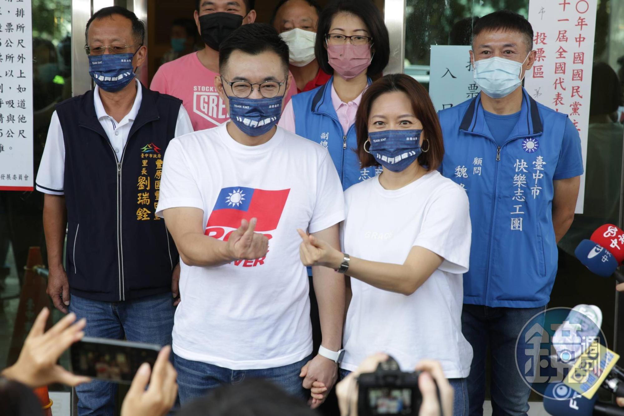 江啟臣與夫人今天上午來到台中豐原的投票所,投下黨主席改選的選票。
