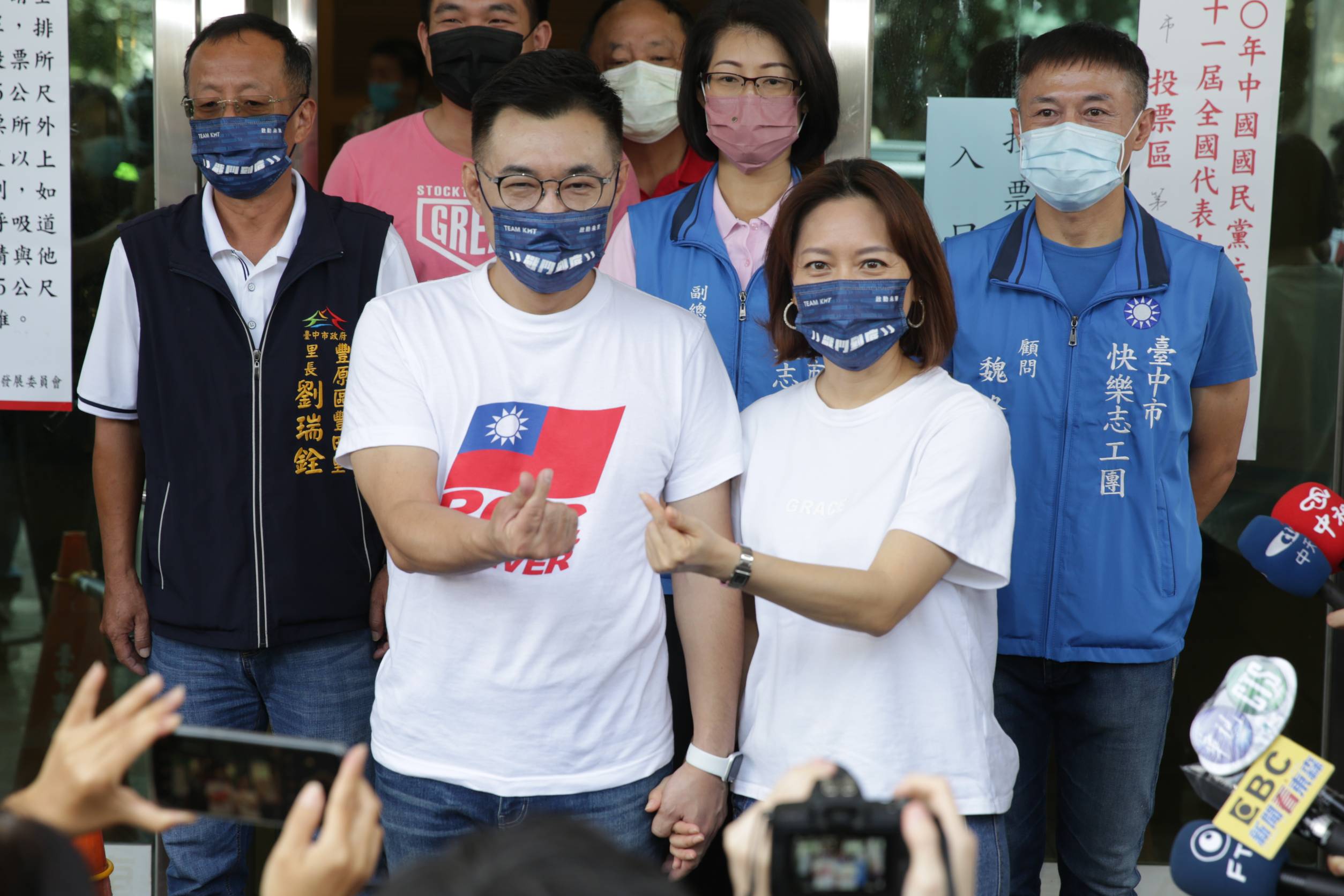 江啟臣與夫人今天上午來到台中豐原的投票所，投下黨主席改選的選票。