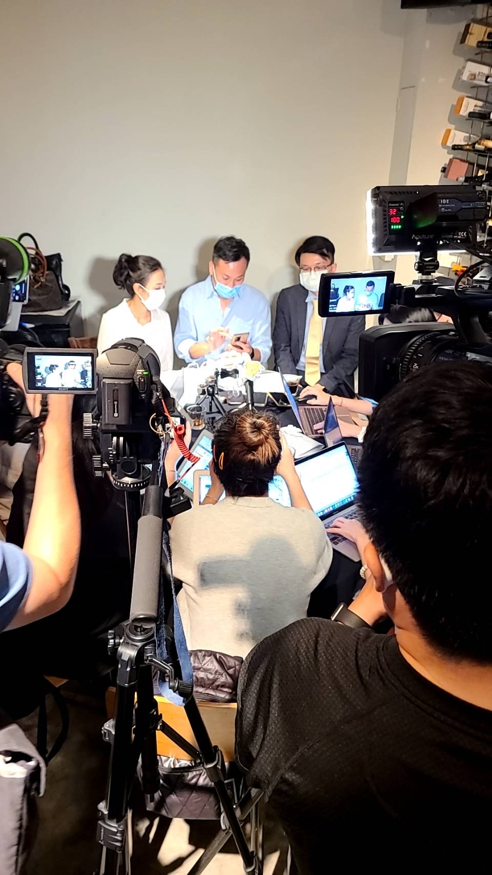 陳霆夫妻召開記者會，除了公開被詐騙的過程及對方手法外，也呼籲大家提高警覺、小心求證，才能避免受騙。（星瀚國際傳播提供）