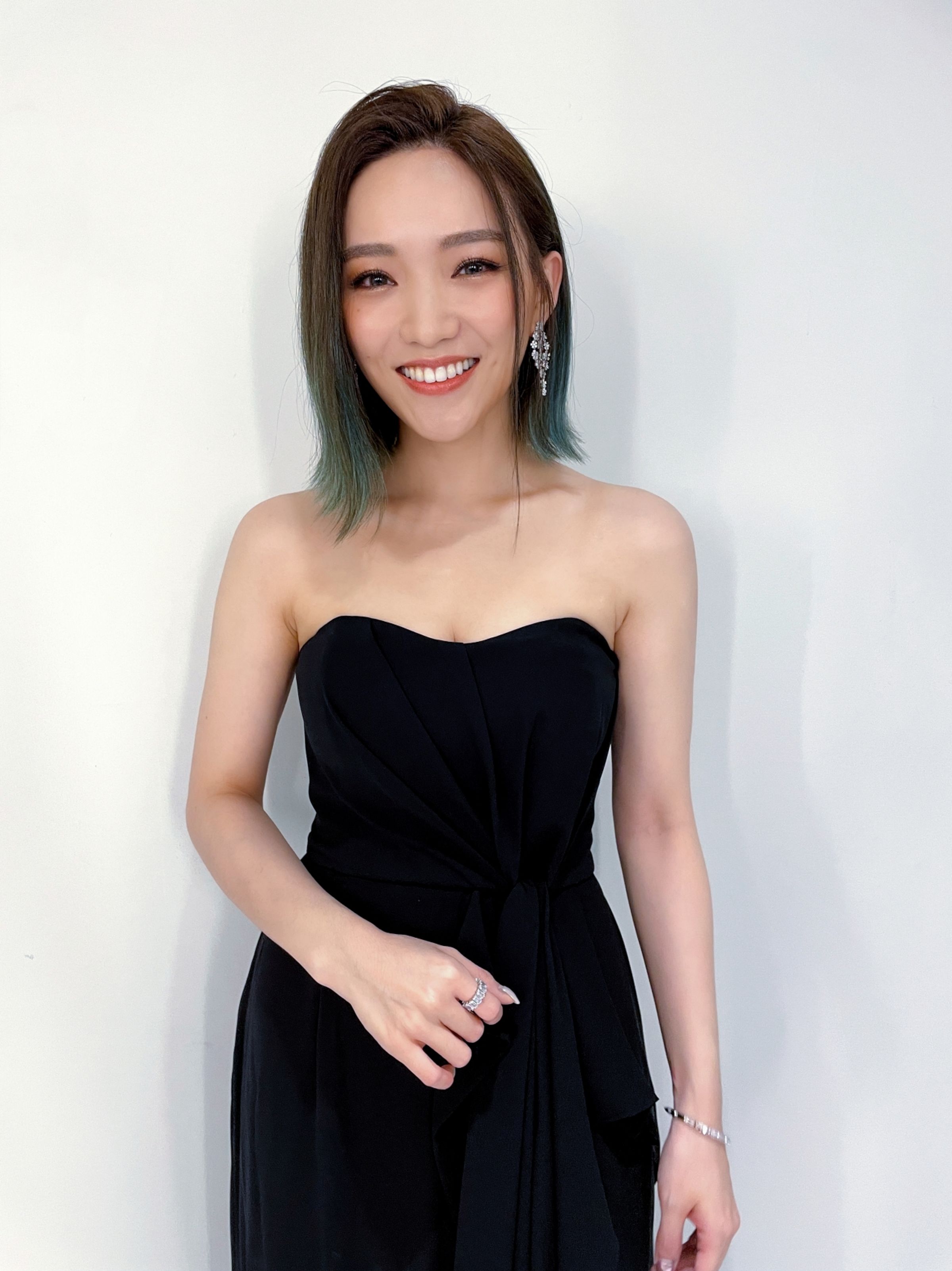 不諳日文的閻奕格花了一整個禮拜背日文歌詞，還好最後演出順利沒有唱錯。（華研提供）