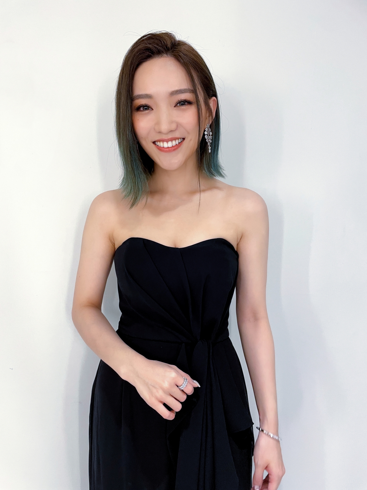 不諳日文的閻奕格花了一整個禮拜背日文歌詞，還好最後演出順利沒有唱錯。（華研提供）