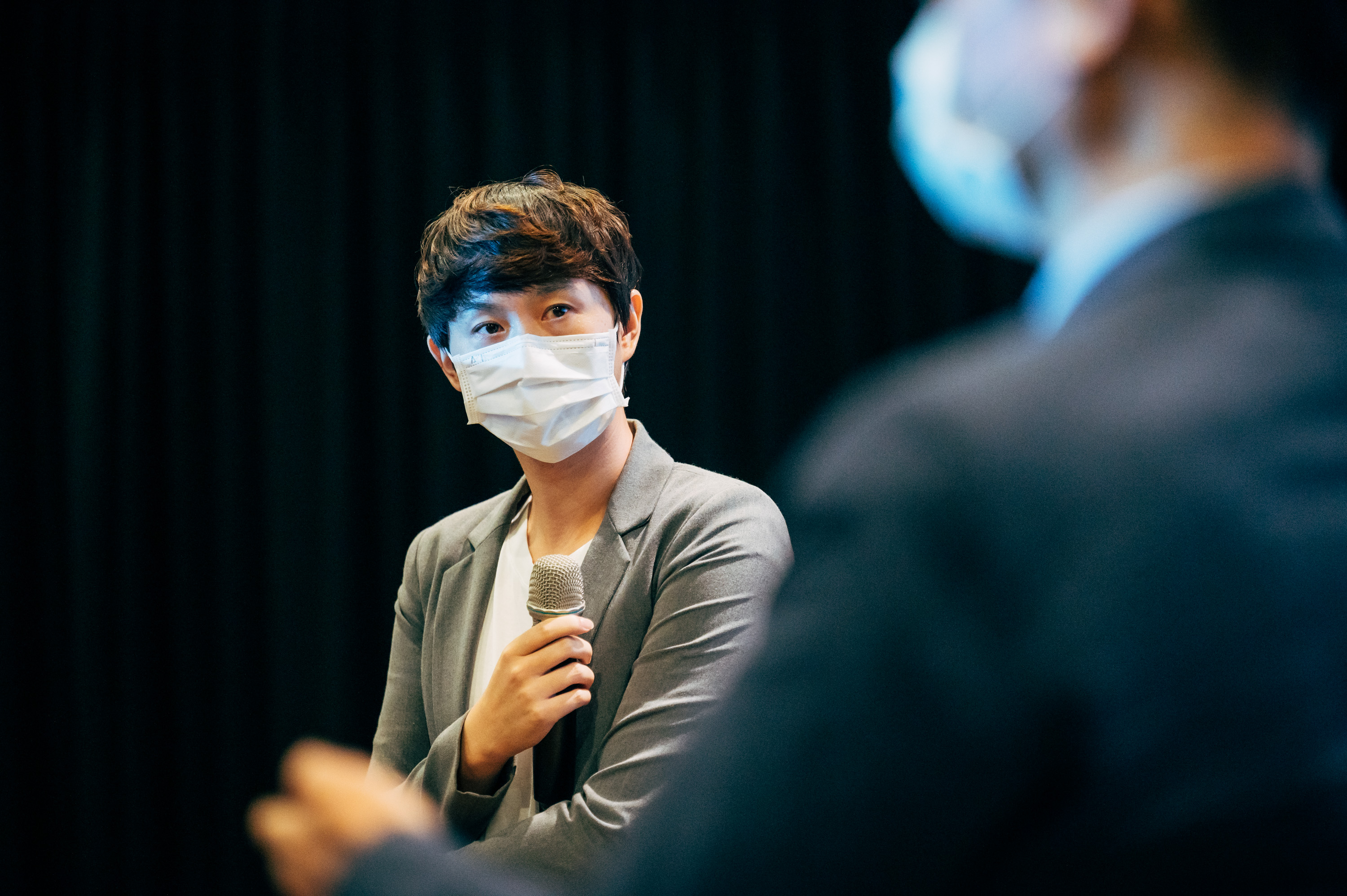 導演張智瑋在映後座談與觀眾暢聊拍片過程,提及身分認同,他自認「正港台灣人」。(佳映娛樂)
