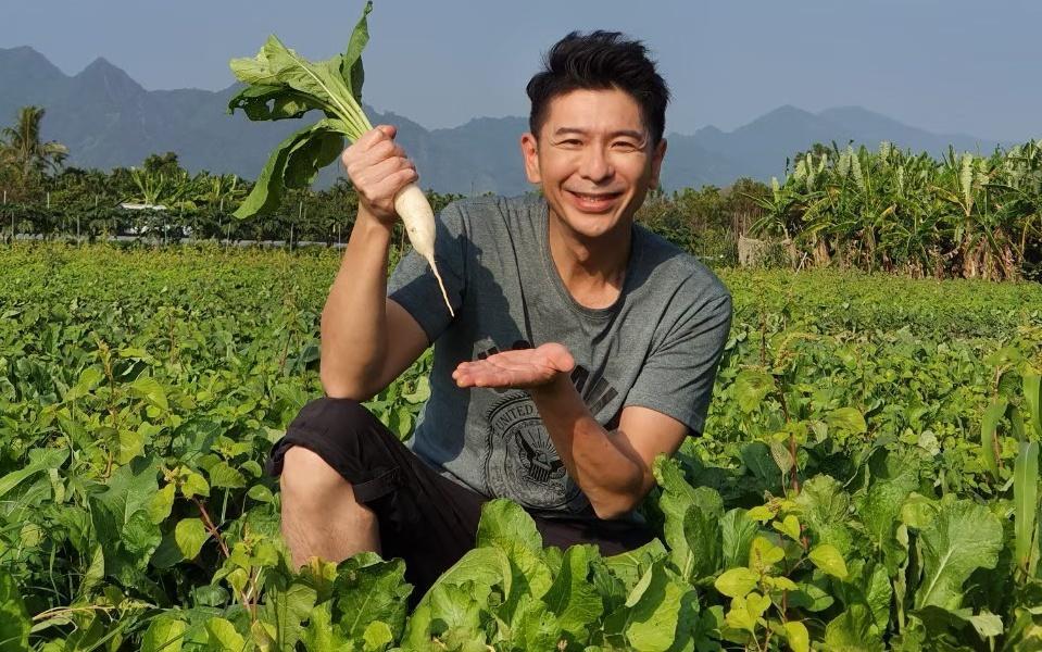 荒山亮手持象徵好彩頭的白玉蘿蔔,希望節目能順利敲響金鐘。(LiTV、華視提供)