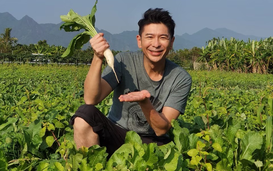 荒山亮手持象徵好彩頭的白玉蘿蔔，希望節目能順利敲響金鐘。（LiTV、華視提供）