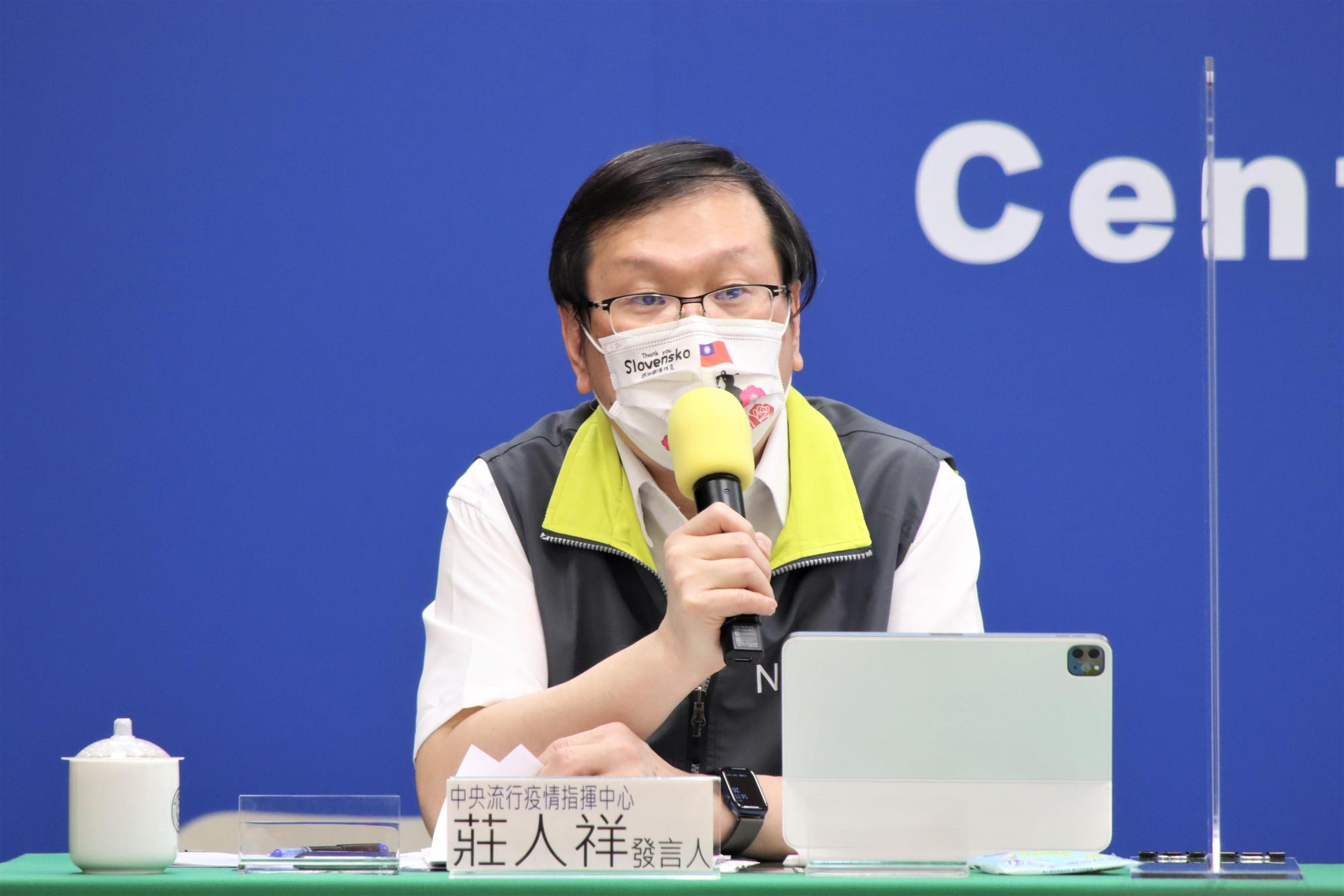 莊人祥說明，目前施打疫苗後通報心肌炎相關的統計。（指揮中心提供）