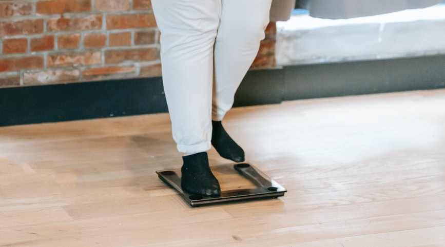 一位過胖男子6星期內掉了32公斤，沒想到真相非常黑暗；示意圖。（PEXELS）