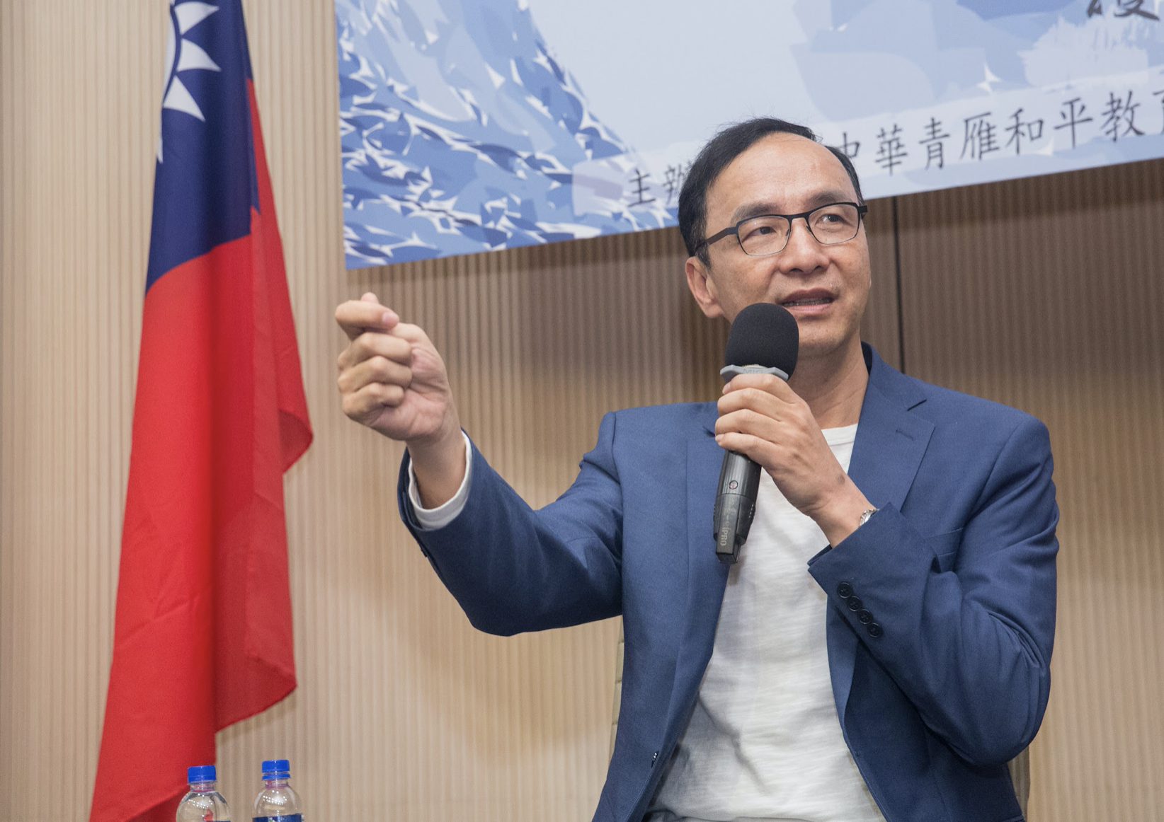 國民黨主席當選人朱立倫與中共總書記習近平往返電文挨酸，反擊陸委會不該淪「打壓兩岸關係委員會」。（資料照）