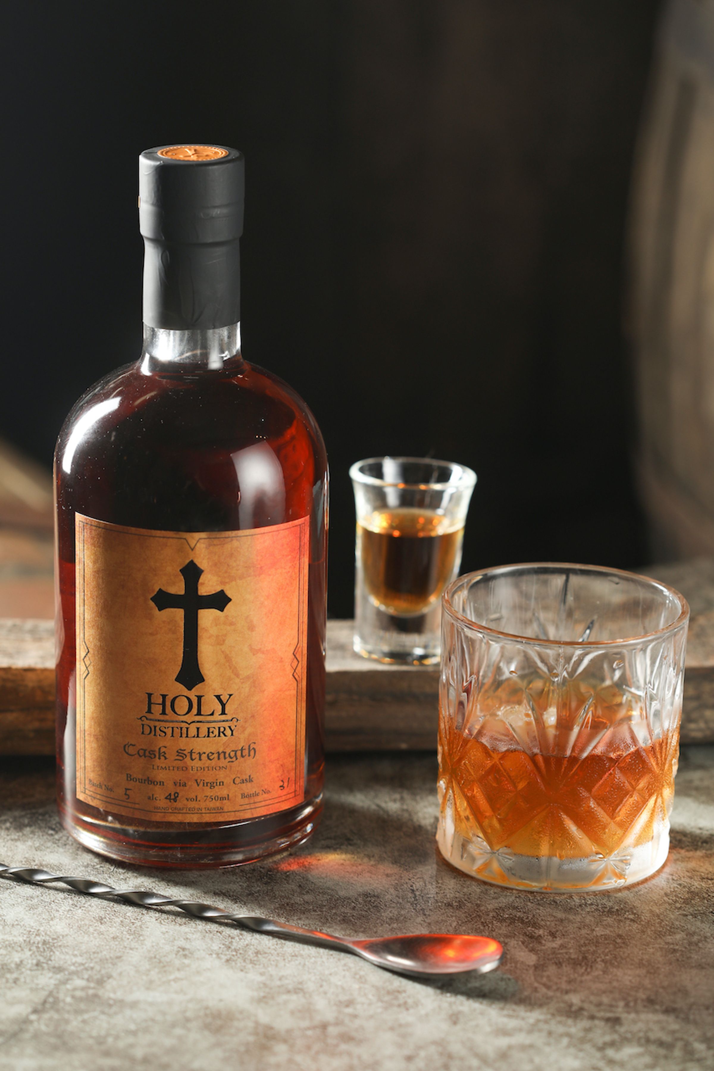 洋溢焦糖蜂蜜香味的「Faith信心波本原酒」辛辣帶甜，冰鎮飲用轉為輕盈。（1,200元／瓶）