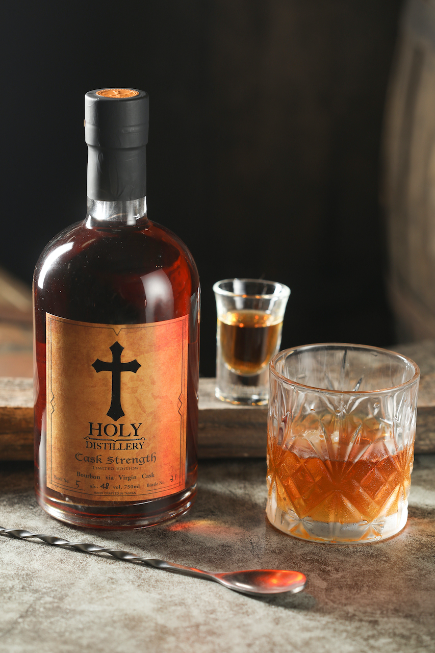 洋溢焦糖蜂蜜香味的「Faith信心波本原酒」辛辣帶甜，冰鎮飲用轉為輕盈。（1,200元／瓶）