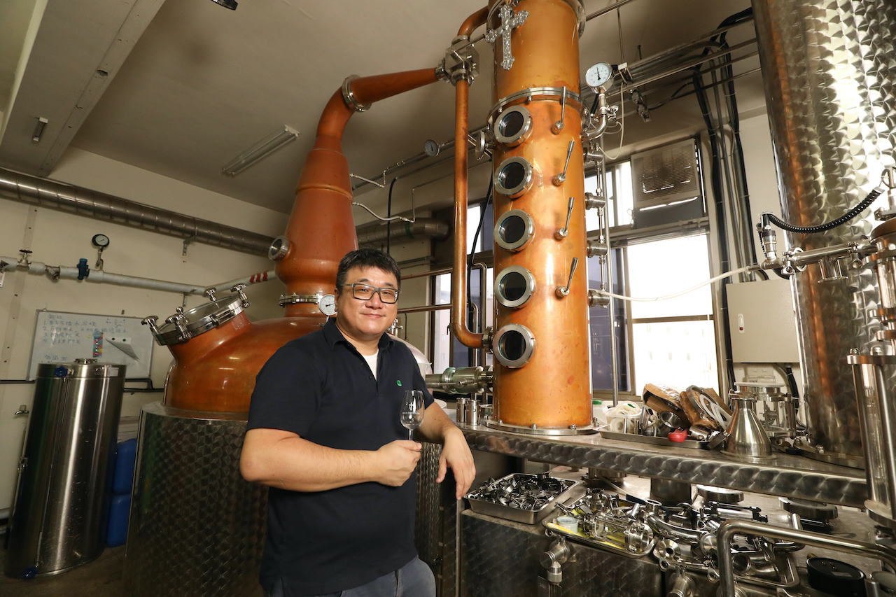 合力酒廠創辦人暨蒸餾師張佑任（Alex），跨界領航這場興奮冒險的製酒旅程。