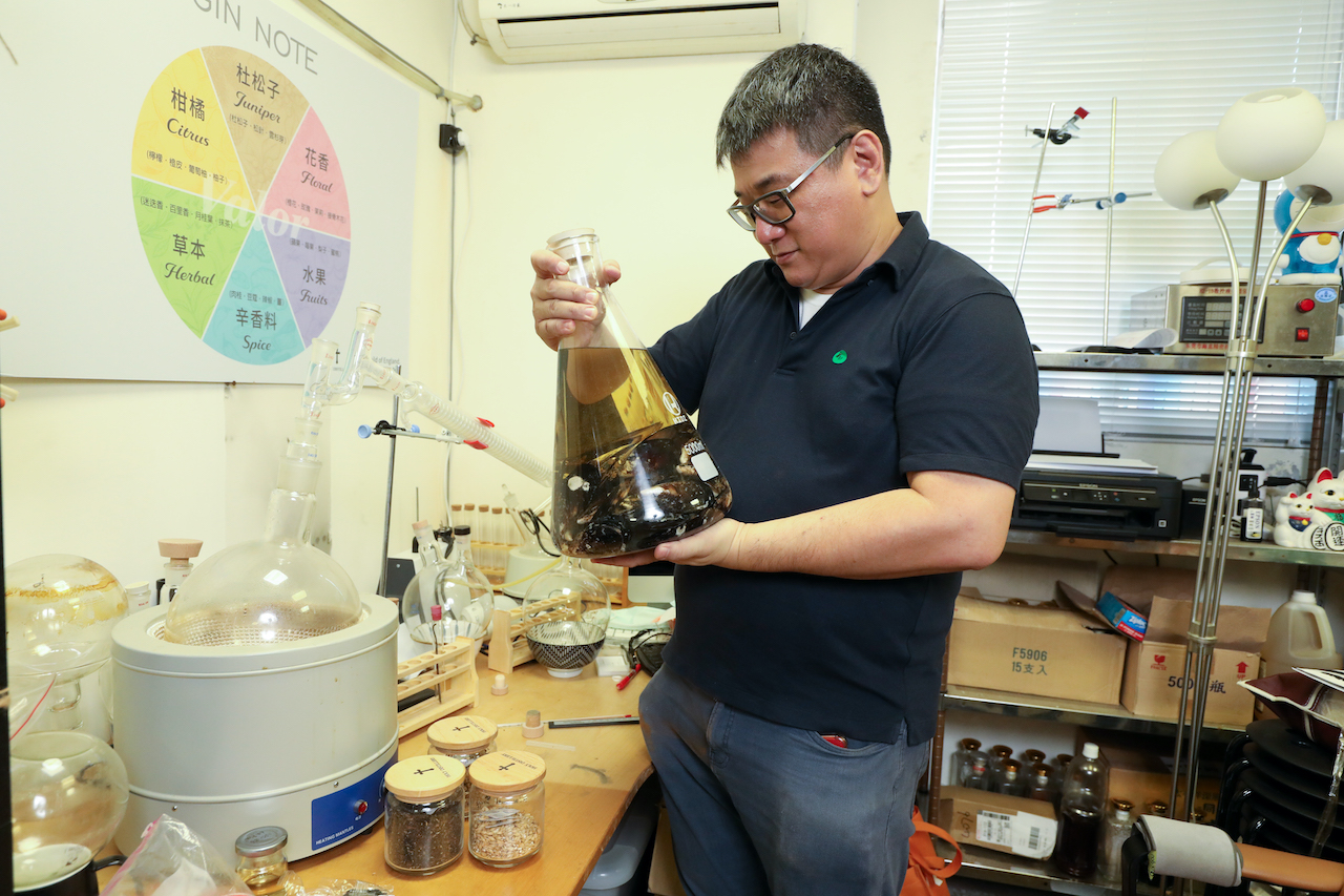 合力酒廠創辦人暨蒸餾師張佑任（Alex），採集馬祖淡菜來製作帶有海洋風味的琴酒。