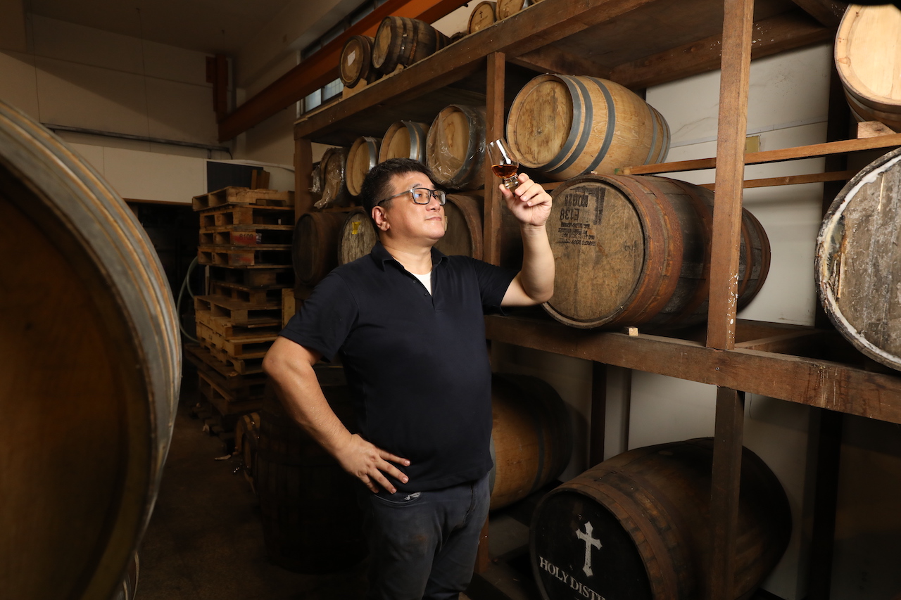 合力酒廠創辦人暨蒸餾師張佑任（Alex），靈活建置木桶使用模式，建立酒廠個性風味。