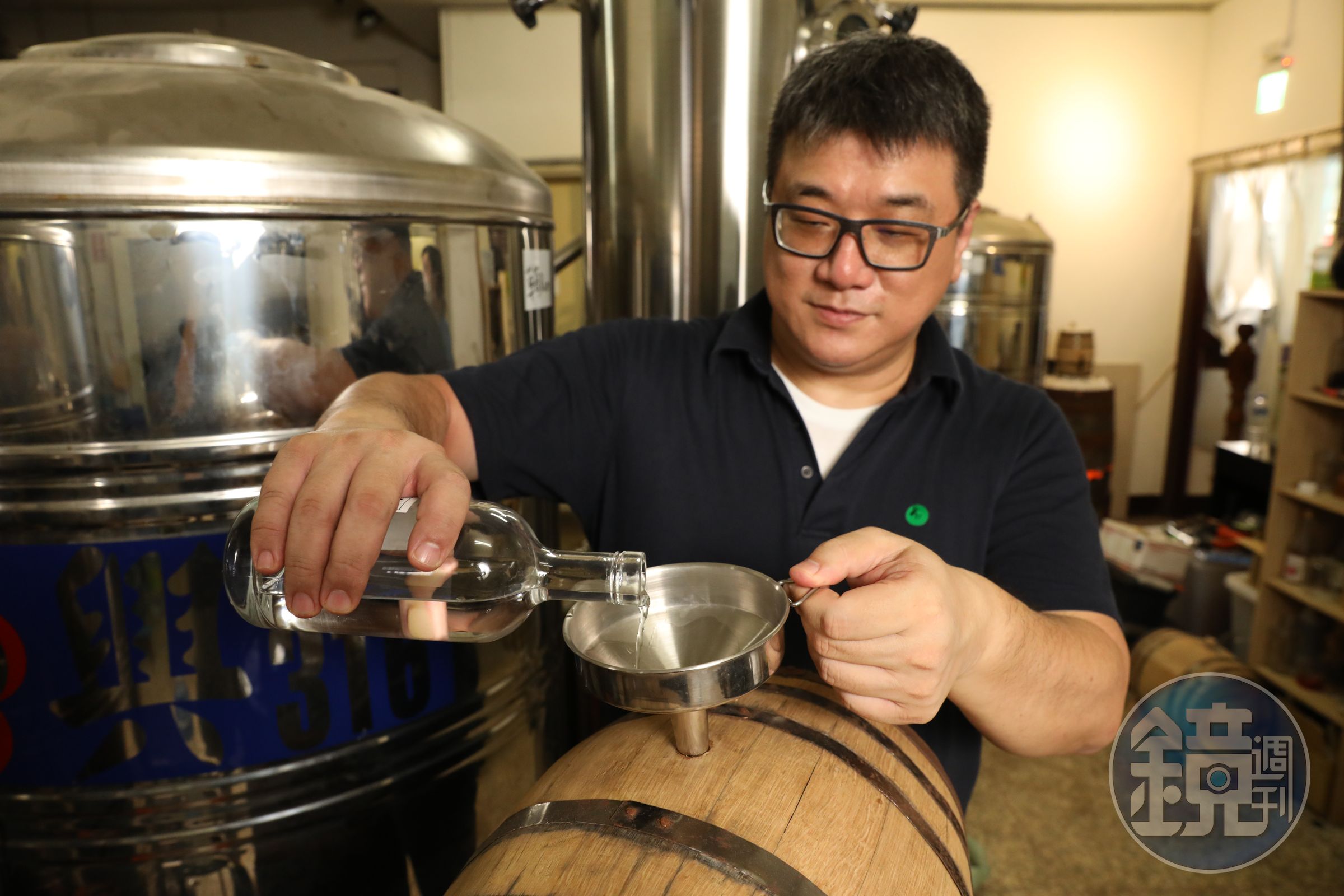 合力酒廠玩桶淋漓盡致，合力酒廠創辦人暨蒸餾師張佑任（Alex）把威士忌、琴酒、梅酒全都過桶熟陳，形塑酒廠專屬氣味。