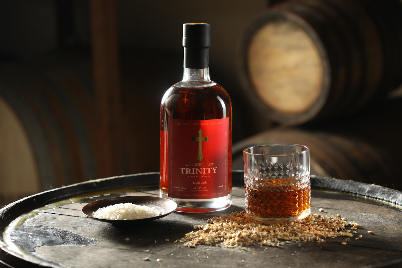 榮獲2021舊金山世界烈酒大賽（SFWSC）銀牌的「Trinity三位一體」，經過新美國白橡木桶、重燒二次波本桶及波本梅酒桶三種酒桶陳年，甜味醇厚綿延喉韻，酒體均衡厚實。（3,000元／瓶）