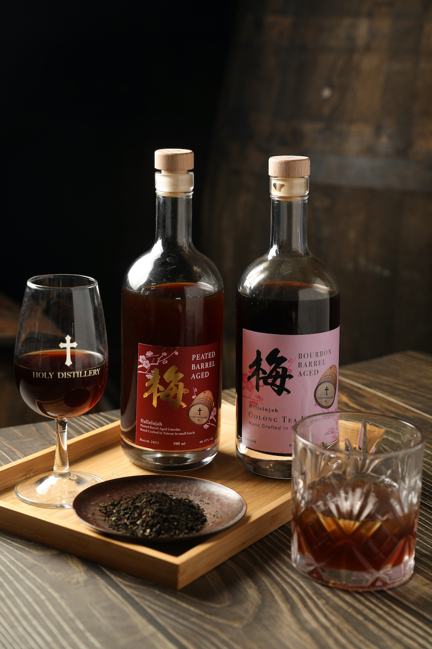 以烏龍茶燒酎加信義鄉梅子，經波本橡木桶中熟成的「Hallelujah波本梅酒」（右，600元／瓶）清爽均衡；帶煙燻感的「泥煤桶梅酒」（左，850元／瓶）融合茶香、桂圓香，具辨識度有個性。