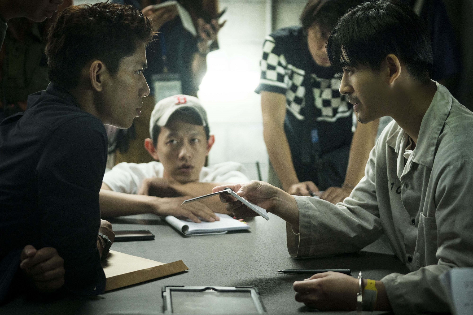 周渝民（右）與朱軒洋（左）在《逆局》中飾演刑偵鬼才與刑警，有許多衝突戲及心理角力。（愛奇藝國際站提供）