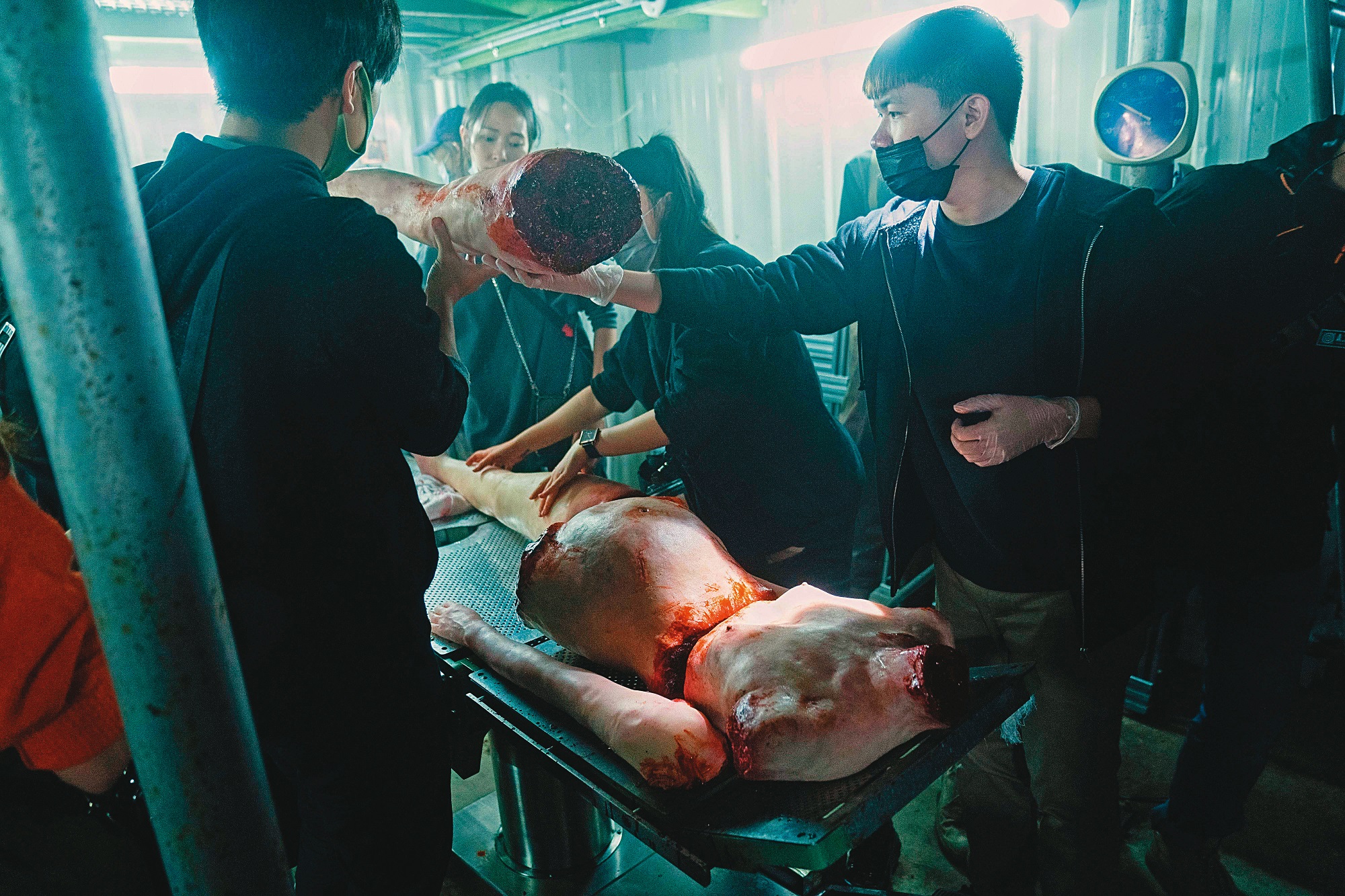 劇中孕婦遭分屍，畫面殘忍血腥，工作人員製作逼真道具呈現。（愛奇藝國際站提供）