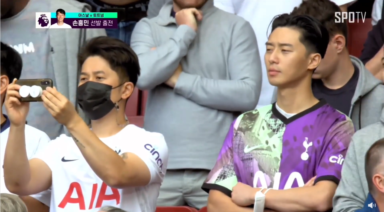 朴敘俊(右)昨現身英國酋長球場替足球選手好友孫興慜應援,意外被直播畫面捕捉到。(翻攝自SPOTV)