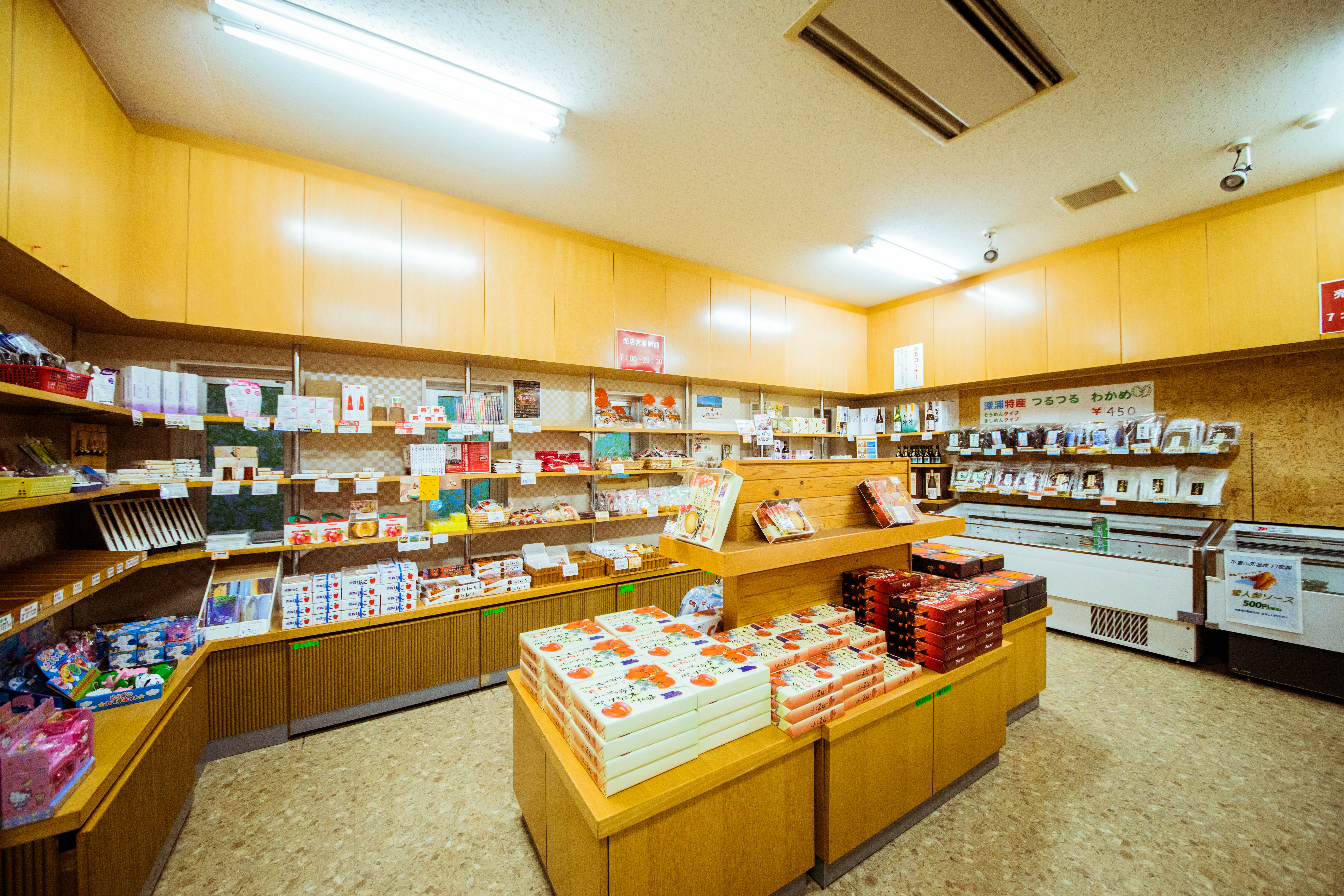 旅館伴手禮店空間不大，卻展示了非常多種青森名物。（日本觀光局JNTO提供）