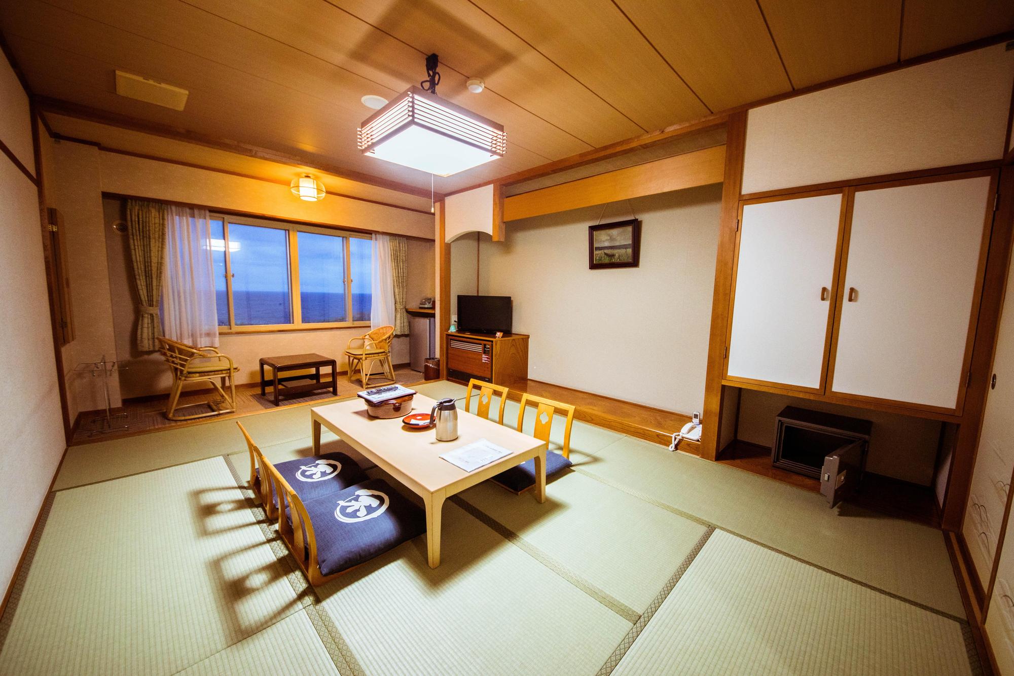 喜歡體驗溫泉旅館懷舊氛圍的遊客，能入住傳統日式客房。（日本觀光局JNTO提供）