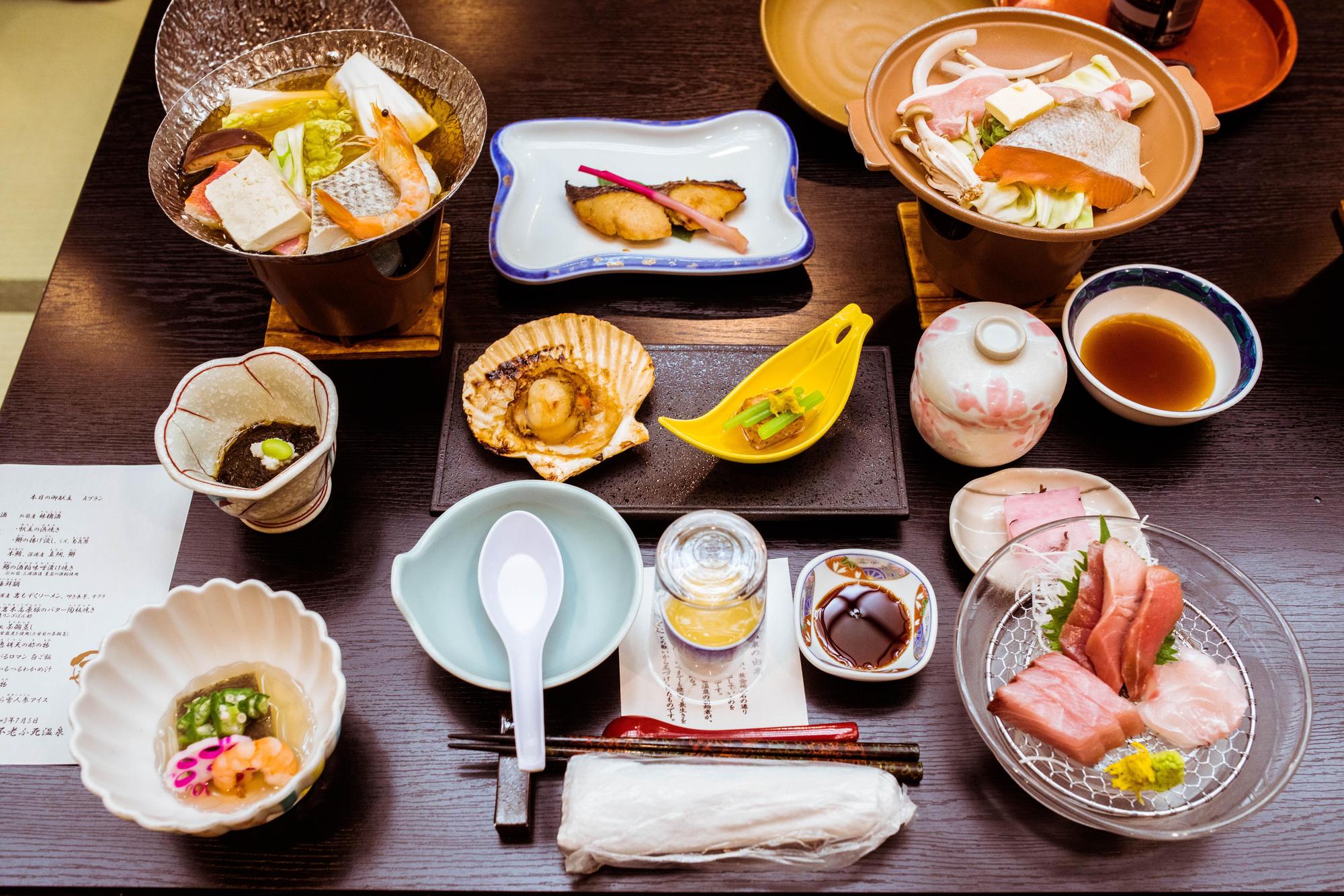 溫泉旅館的會席料理相當澎湃，讓許久沒有造訪日本的鏡食旅記者們，只能看著畫面忍受飢餓。（日本觀光局JNTO提供）