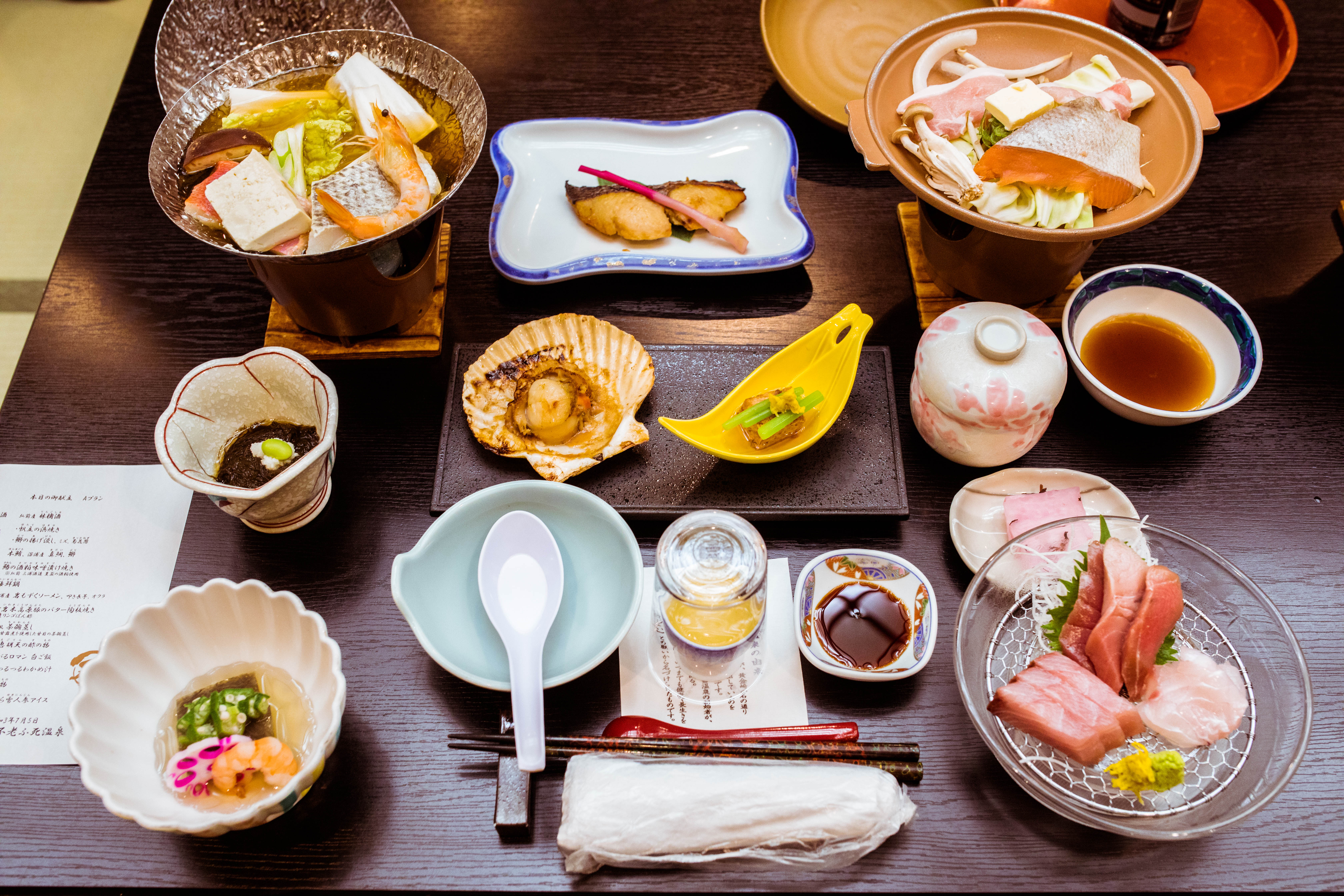 溫泉旅館的會席料理相當澎湃，讓許久沒有造訪日本的鏡食旅記者們，只能看著畫面忍受飢餓。（日本觀光局JNTO提供）