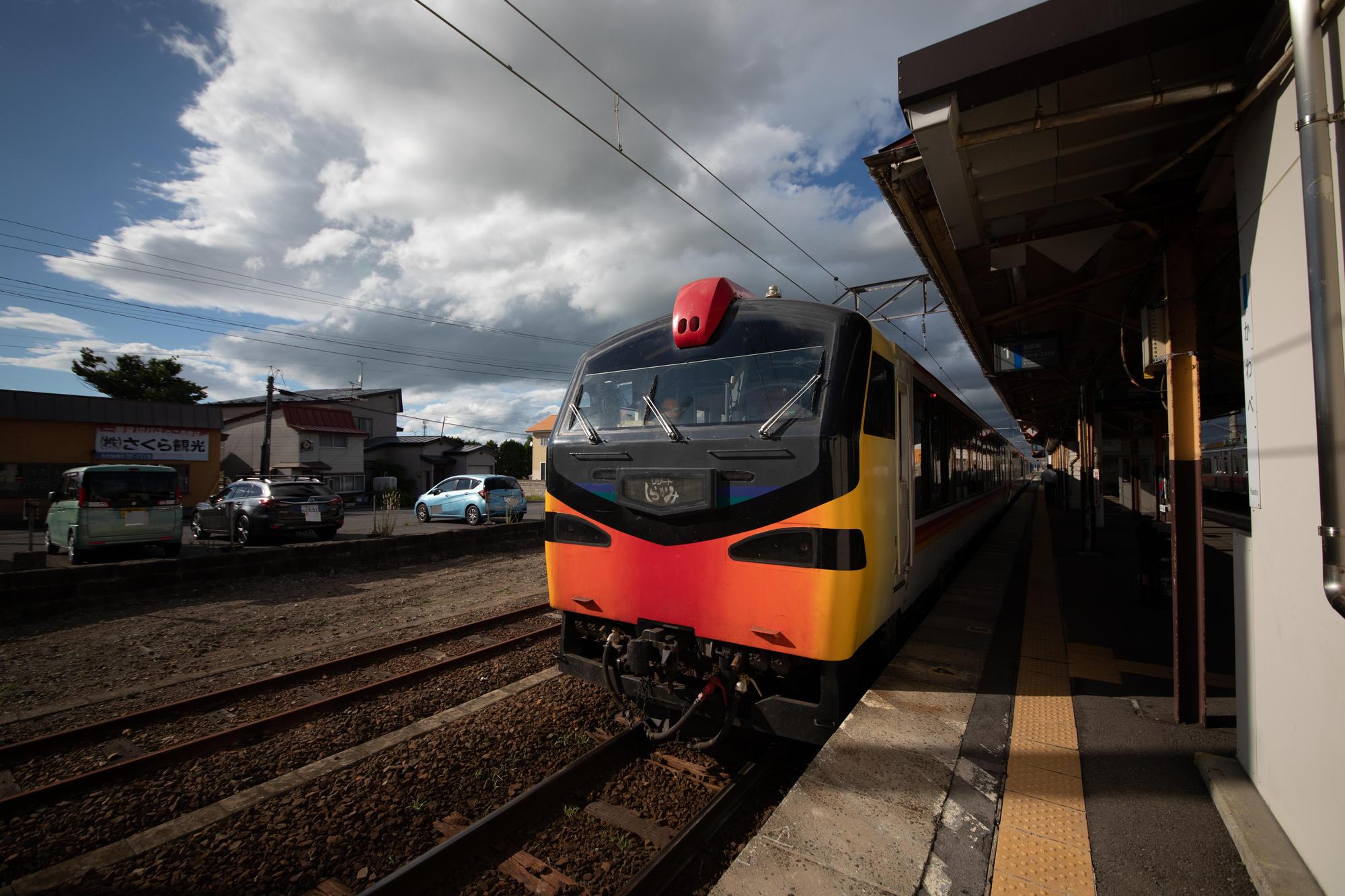 列車外觀塗裝是山毛櫸的漸層色調。(日本觀光局JNTO提供)
