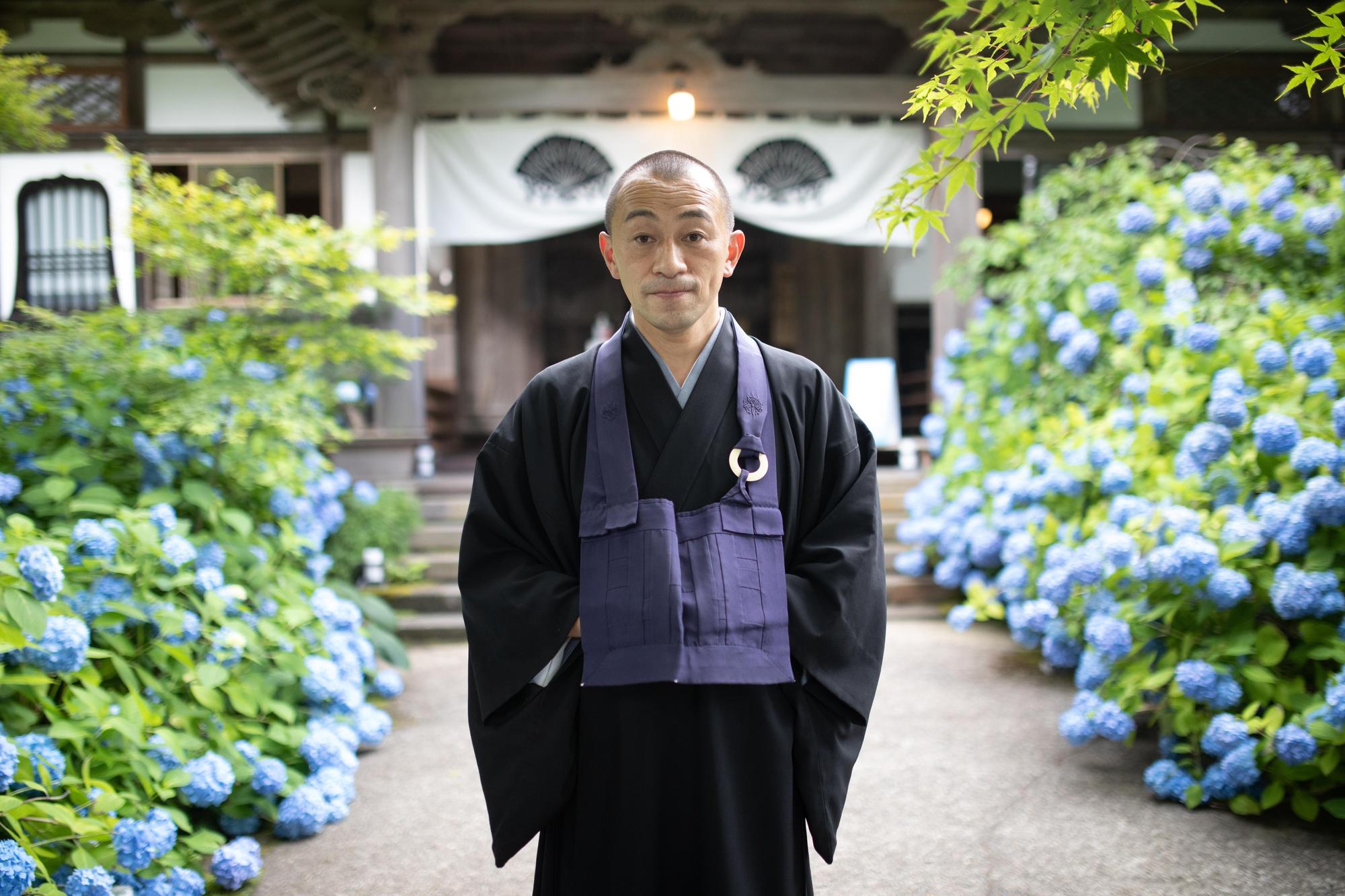 雲昌寺的副住持古仲宗雲，想透過花海，傳達給旅客更多希望和活力。（日本觀光局JNTO提供）