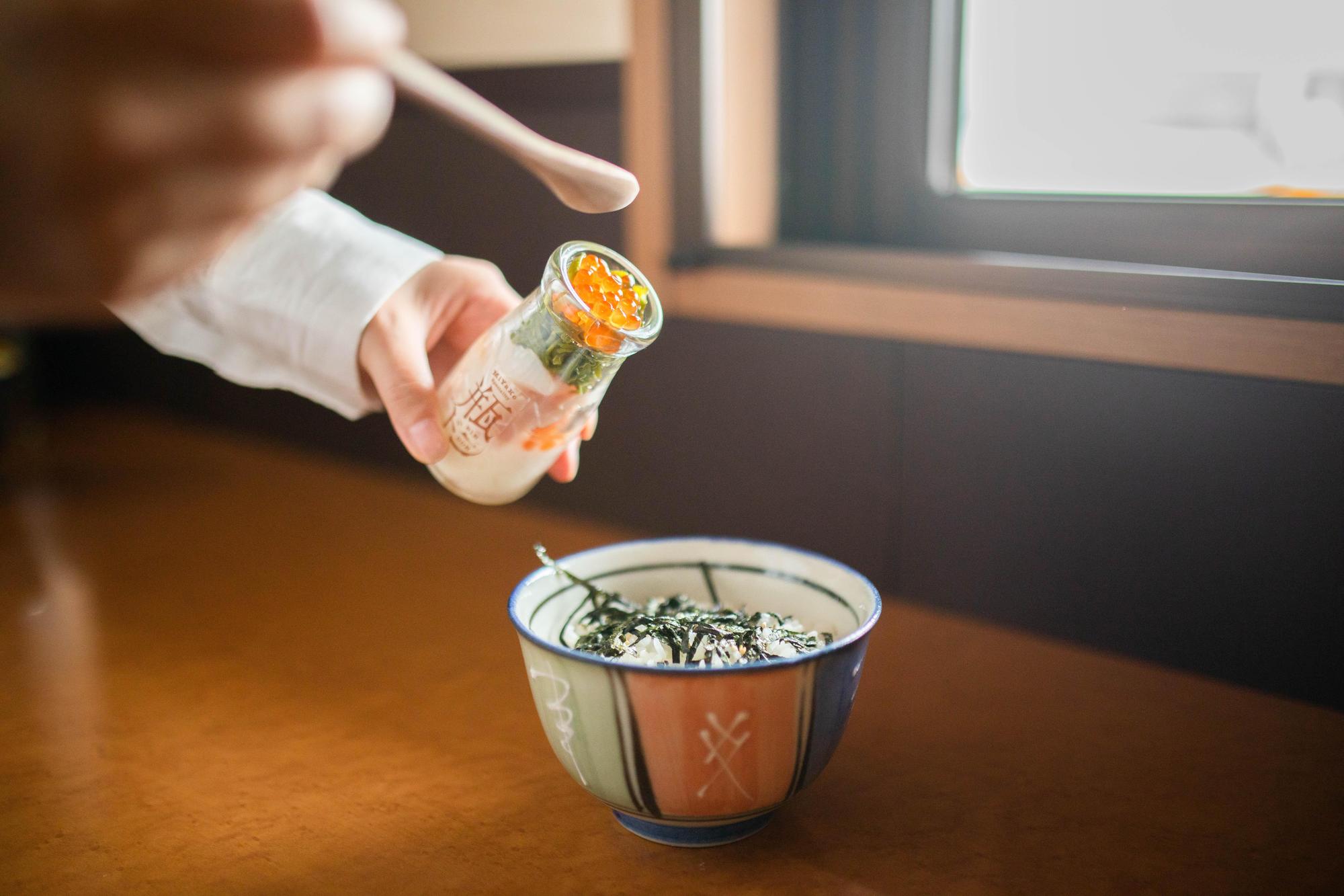 「味處海舟」供應岩手海岸的特色料理「瓶丼」,這一款是店內招牌,名叫「白雪」。(1,350日圓/份,約NT$340)(日本觀光局JNTO提供)