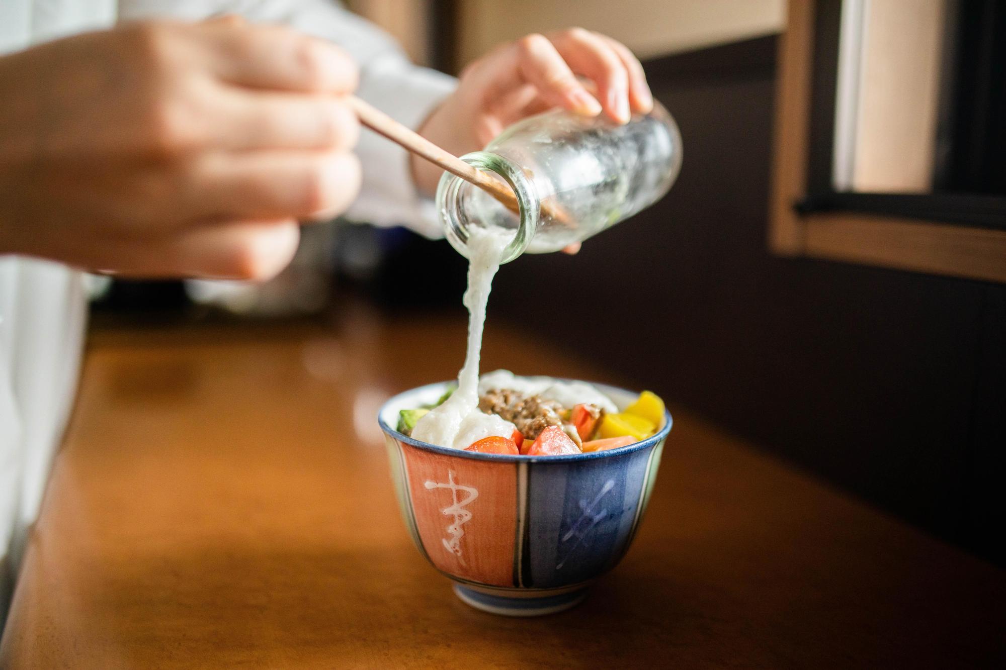 玻璃瓶中裝滿新鮮海味。(日本觀光局JNTO提供)
