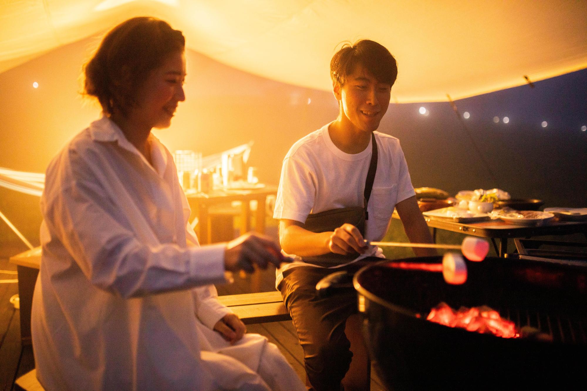 晚餐會有專人前來服務，準備升火進行BBQ。（日本觀光局JNTO提供）