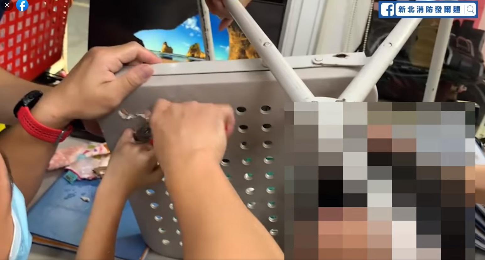 消防員拿出尖嘴鉗破壞椅子,過程中男童因疼痛爆哭,還不斷大喊:「好痛!」(翻攝自新北消防發爾麵臉書)